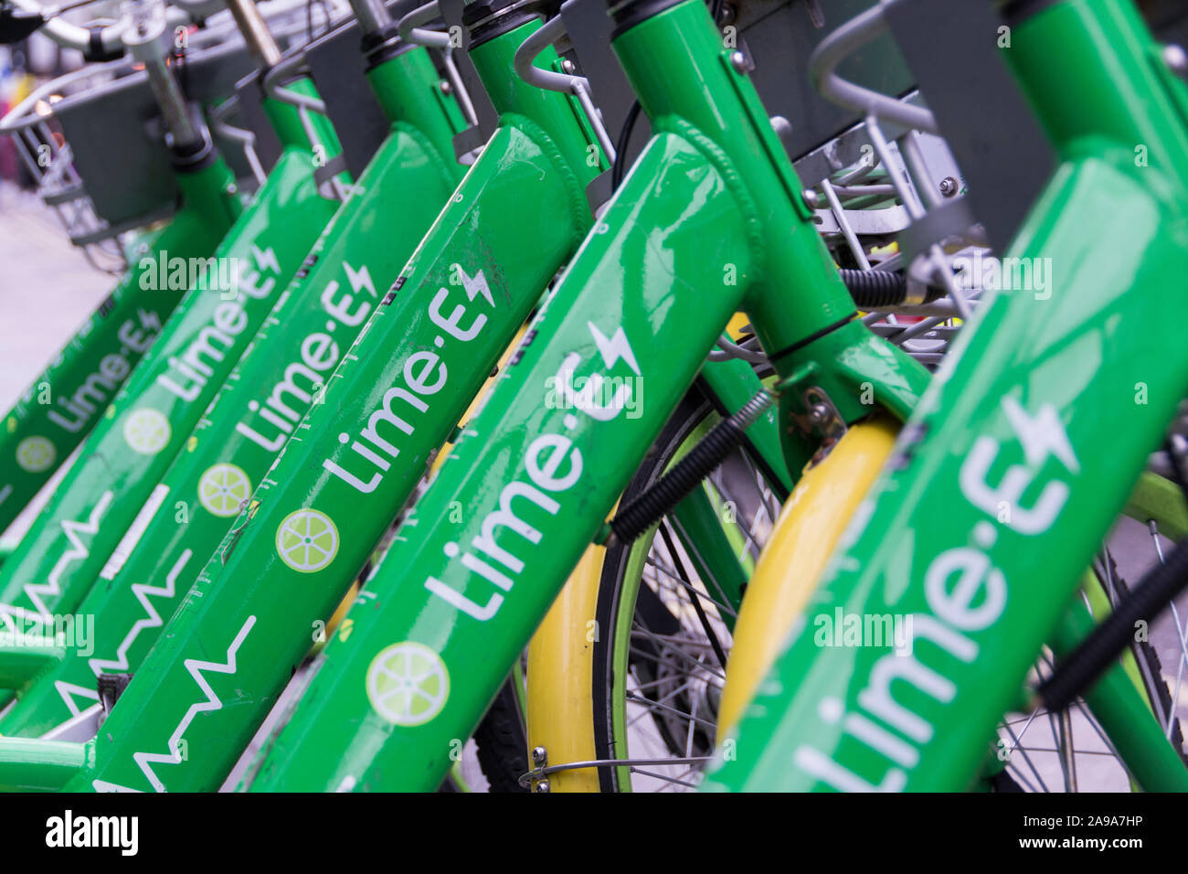Nahaufnahme einer Reihe von Lime-E-Fahrradschildern Stockfoto