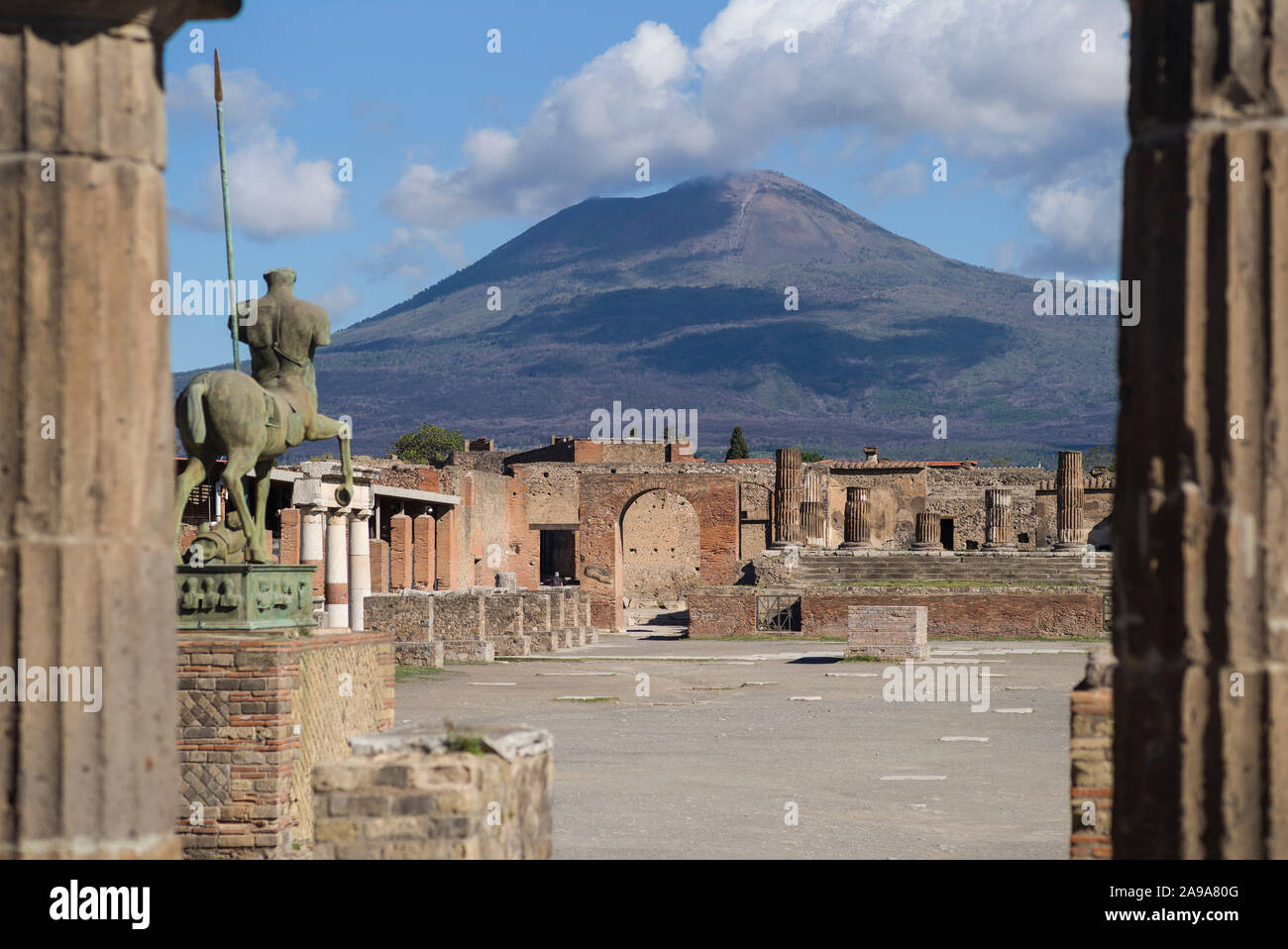 Pompei. Italien. Archäologische Stätte von Pompeji. Blick auf das zivile Forum (Foro Civile), im Vordergrund steht die Bronzeskulptur eines Centaur (Centauro Stockfoto