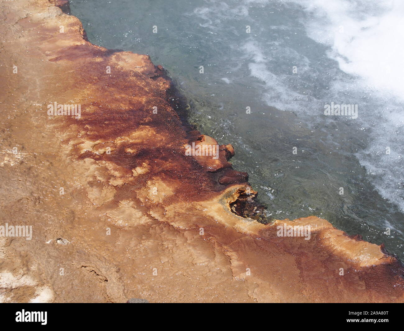 Atacama Hochland thermischen Bereich in Chile - Studie von Wasser mit schwefelhaltigen orange Ufer und grünes Wasser - Alles über Farbe und wunderbare Geologie Stockfoto