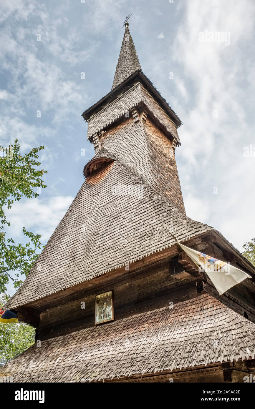 Die Kirche des Hl. Parascheva, Desești, Rumänien. 1770 erbaut, ist es eines der acht berühmten Holzkirchen von maramureș Stockfoto