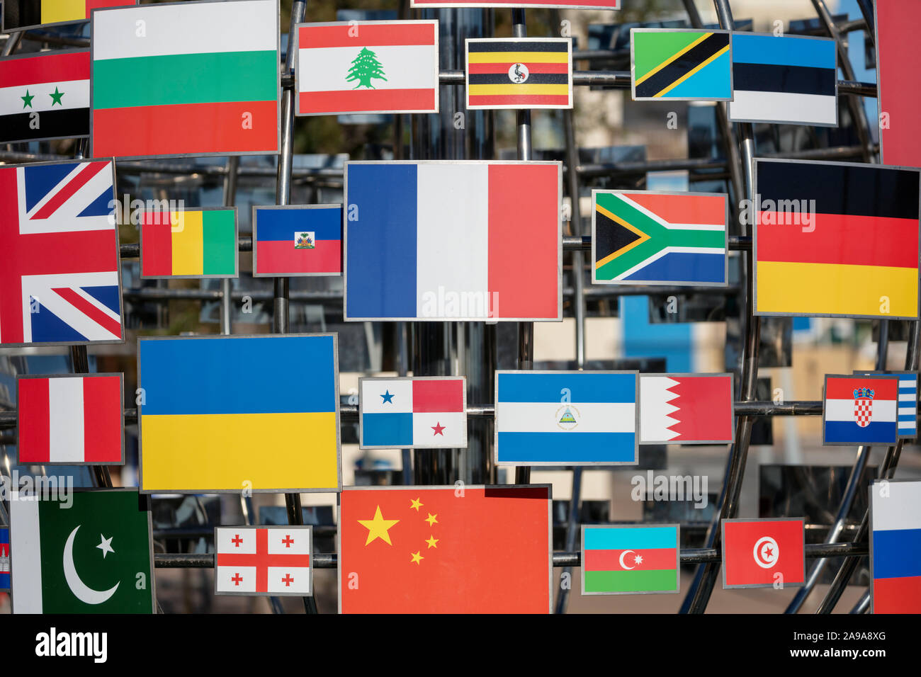 Globus mit internationalen Flaggen am Strand Promenade, Fuengirola, Costa del Sol, Provinz Malaga, Spanien. Stockfoto
