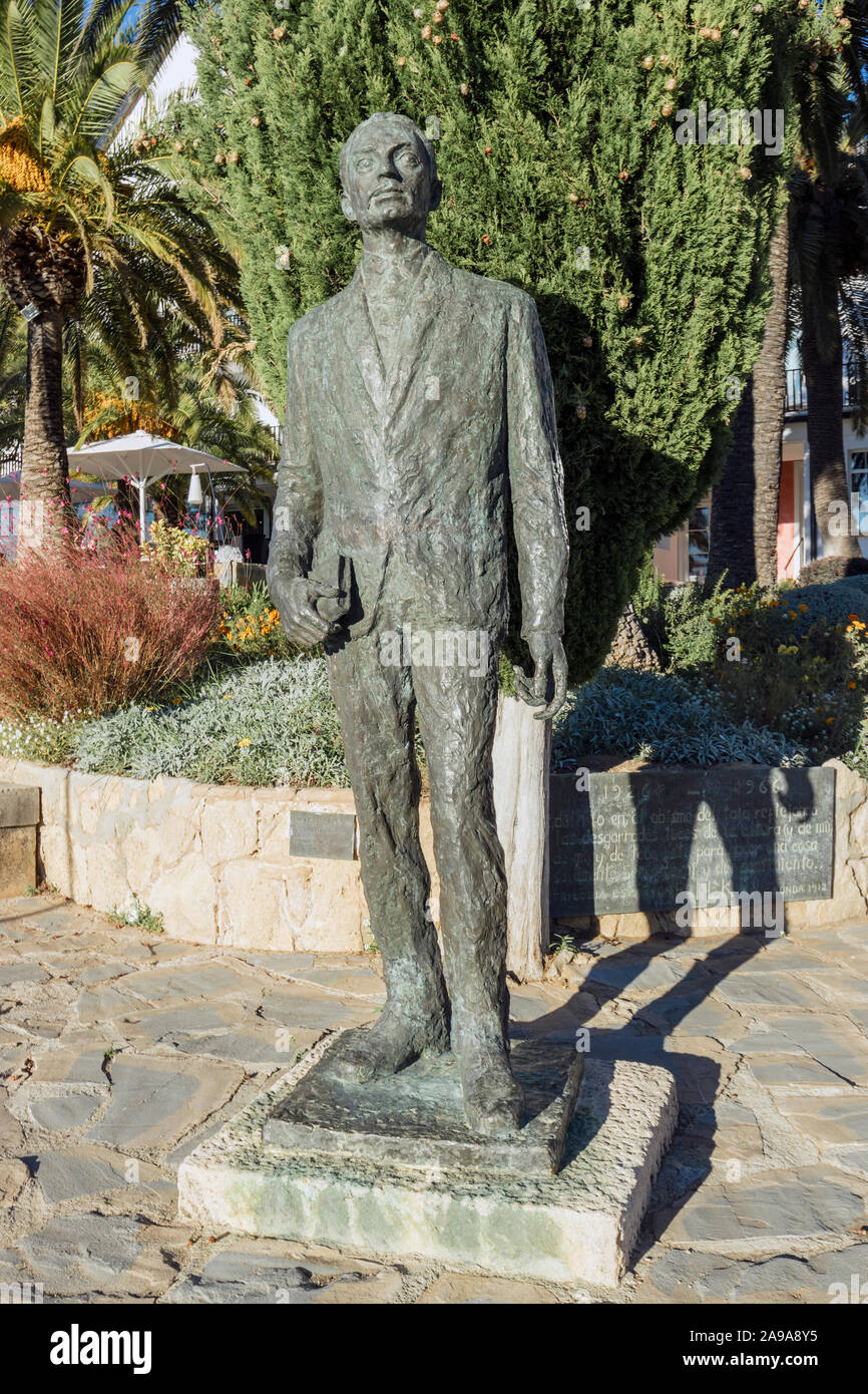 Skulptur von Bohemian-Austrian Dichter Rainer Maria Rilke, 1875-1926 von spanischen Bildhauer Nicomedes Díaz, Piquero 1936 - 2017 in den Gärten der Hotels Cata Stockfoto