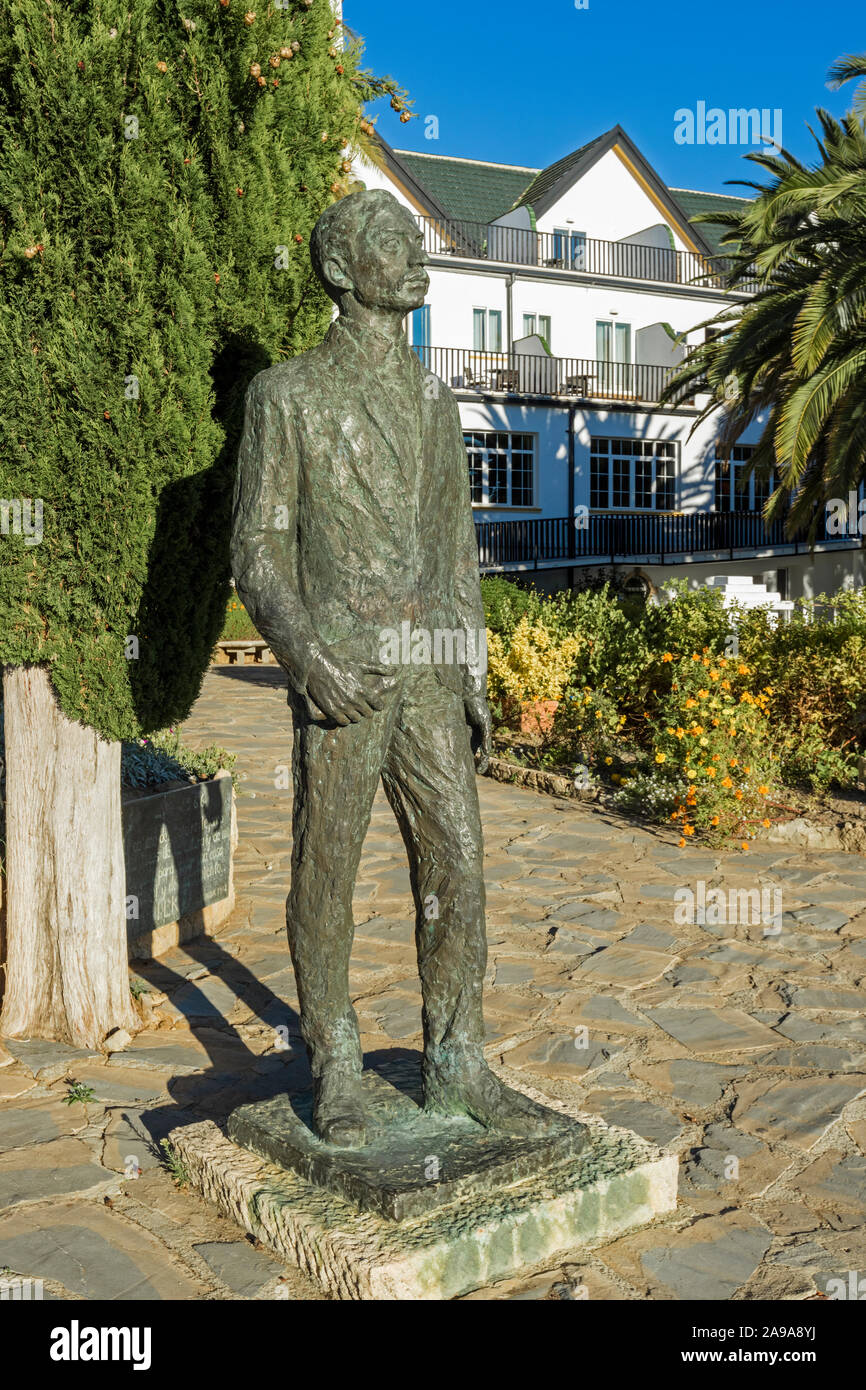 Skulptur von Bohemian-Austrian Dichter Rainer Maria Rilke, 1875-1926 von spanischen Bildhauer Nicomedes Díaz, Piquero 1936 - 2017 in den Gärten der Hotels Cata Stockfoto