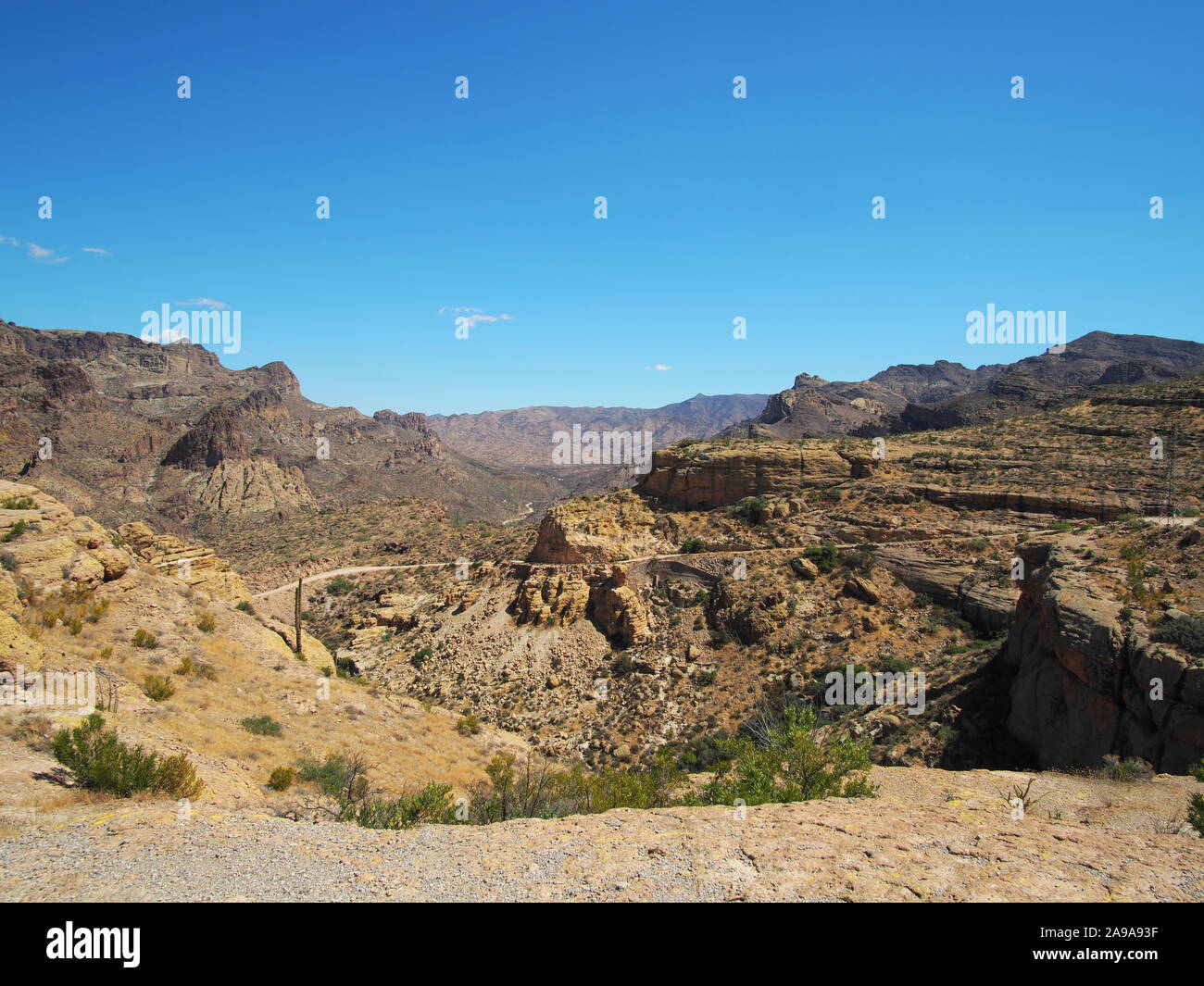 Fish Creek, AZ 88, Arizona, USA. Bild aus überblicken, bevor der Abstieg Schmutz der Straße - alte Kutschenroute-Straße gesehen werden kann unter snaking Stockfoto