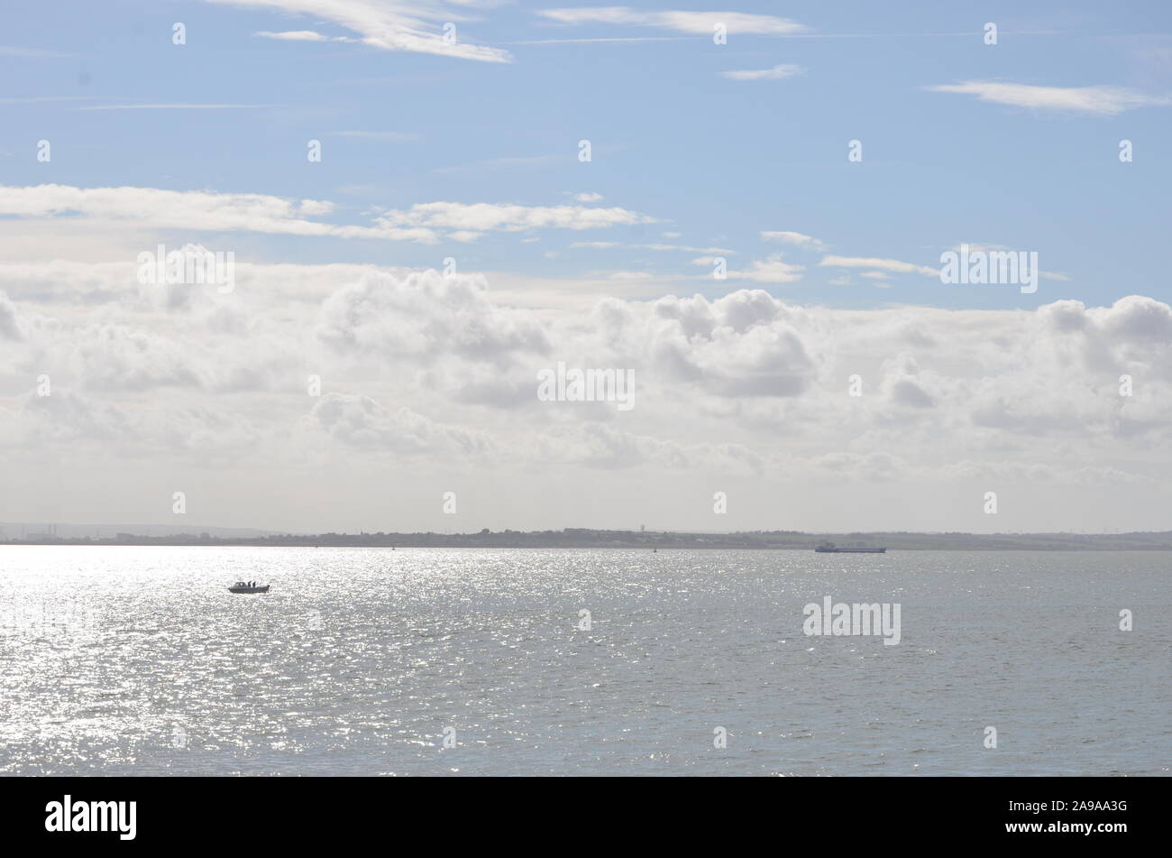 Meereslandschaft mit Licht auf dem Wasser, Southend-on-Sea Stockfoto
