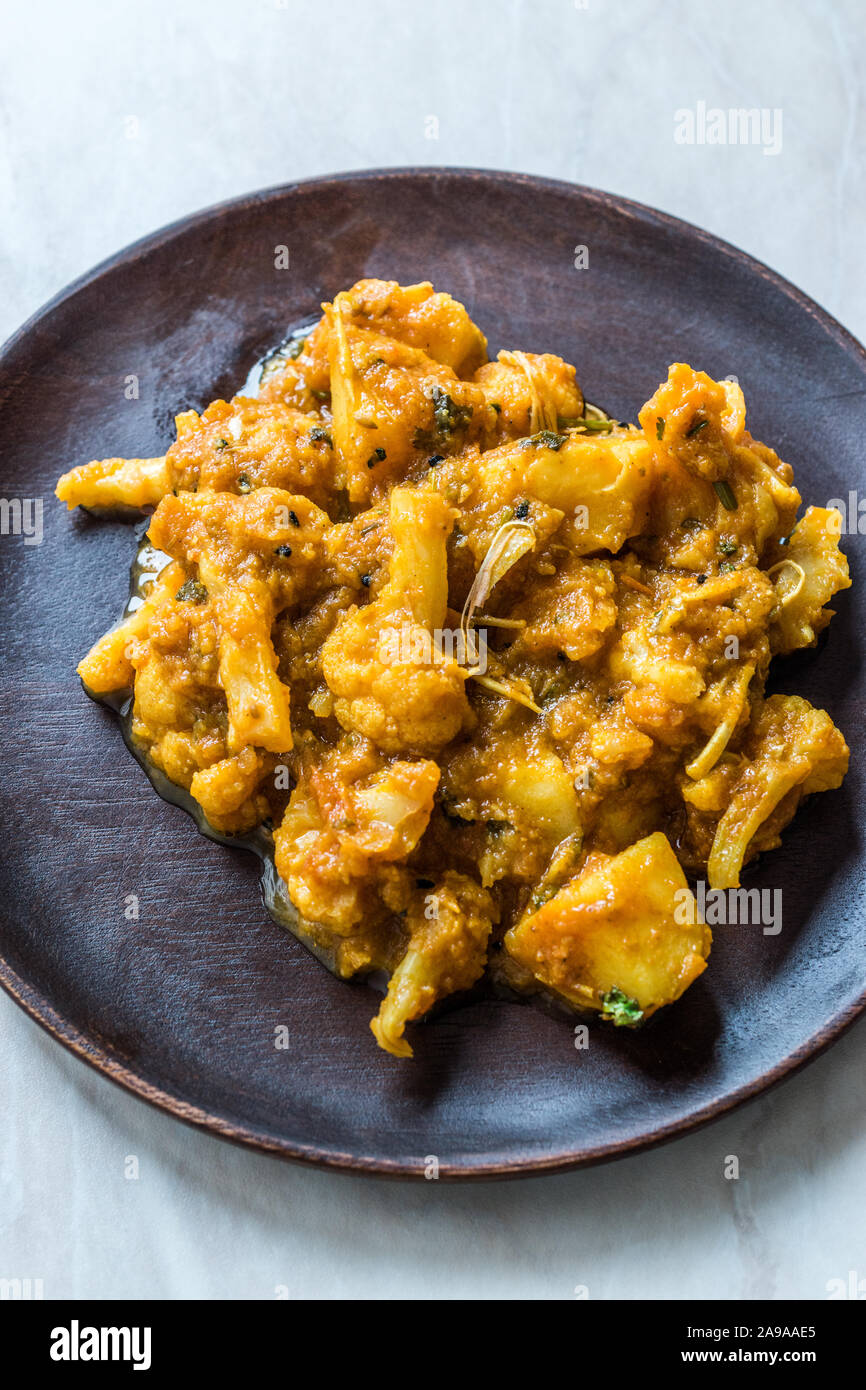 Indisches essen Würzig Masaledar Aloo Gobi und Bohnen Tawa Sabzi Rezept. Traditionelle Speisen. Stockfoto