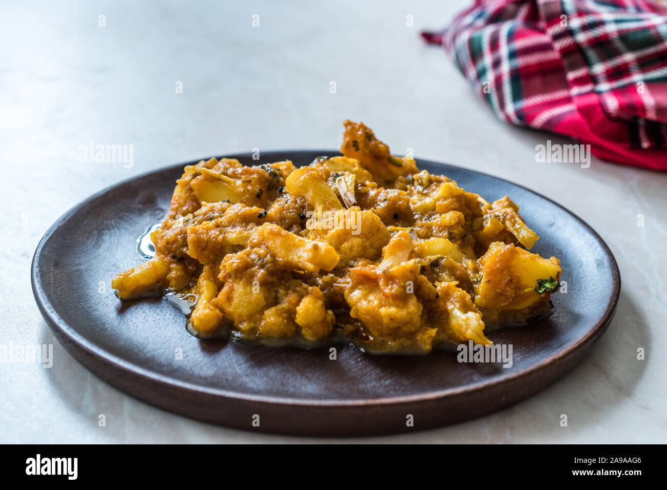 Indisches essen Würzig Masaledar Aloo Gobi und Bohnen Tawa Sabzi Rezept. Traditionelle Speisen. Stockfoto