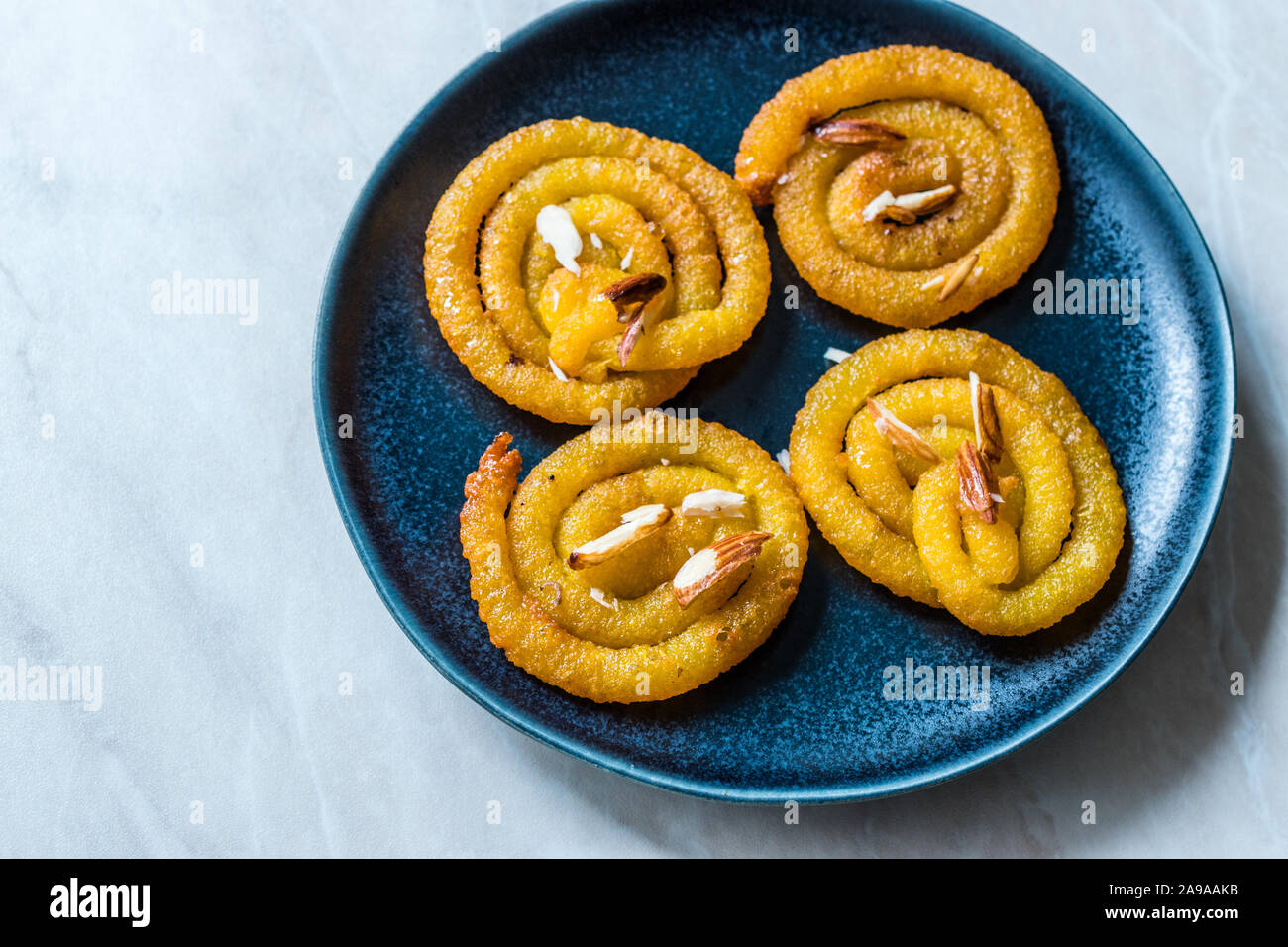 Jalebi oder Jilbi oder imarati, indische Süßspeisen gebraten in reinem ghee Gujarat knusprige Fafda. Traditionelle Speisen. Stockfoto