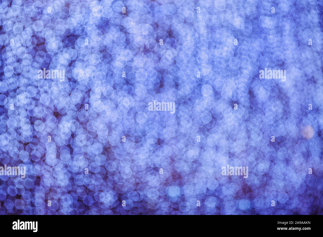 Lichter auf blauem Hintergrund - Illustration, Grafik-Design nützlich für Ihr Design. Helle blaue abstrakte Weihnachten Hintergrund mit weißen Schneeflocken Stockfoto