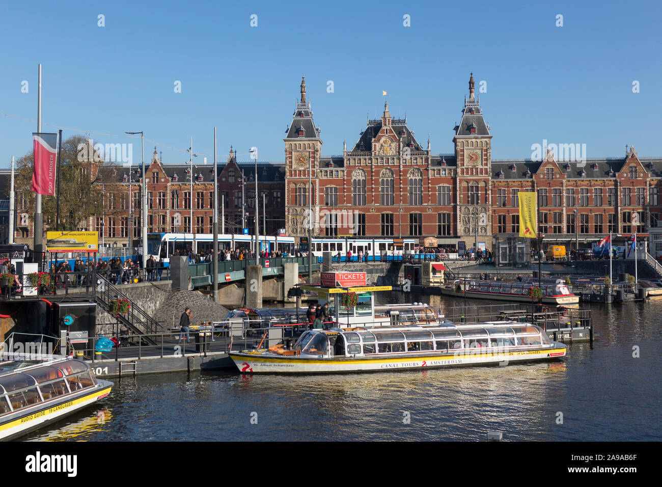 Amsterdam, Holland - Oktober 30, 2019: Historische Gebäude der zentralen Station am Stationsplein nahe dem Oudezijds Kolk Wasser Stockfoto