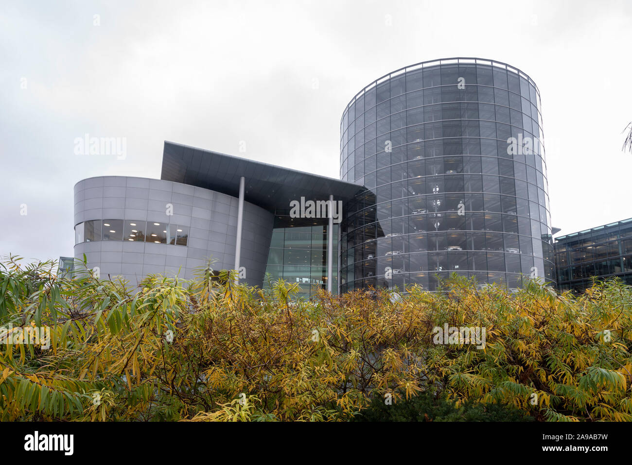 Dresden, Deutschland. 09 Nov, 2019. 09.11.2019, Sachsen, Dresden: Blick auf die Absicherung der Gläsernen Manufaktur von Volkswagen (VW) in Dresden. Quelle: Stephan Schulz/dpa-Zentralbild/ZB/dpa/Alamy leben Nachrichten Stockfoto