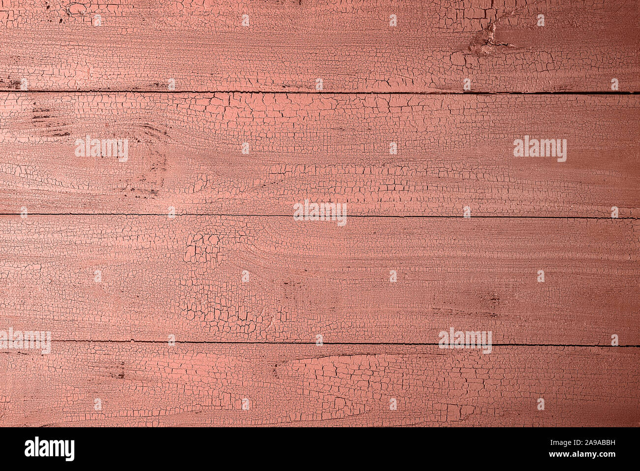 Sehr detaillierte wenige natürliche alte Holzbohlen in Coral Pink mit Rissen gemalt. Strukturierte horizontale Hintergrund mit kopieren. Blick von oben. Stockfoto