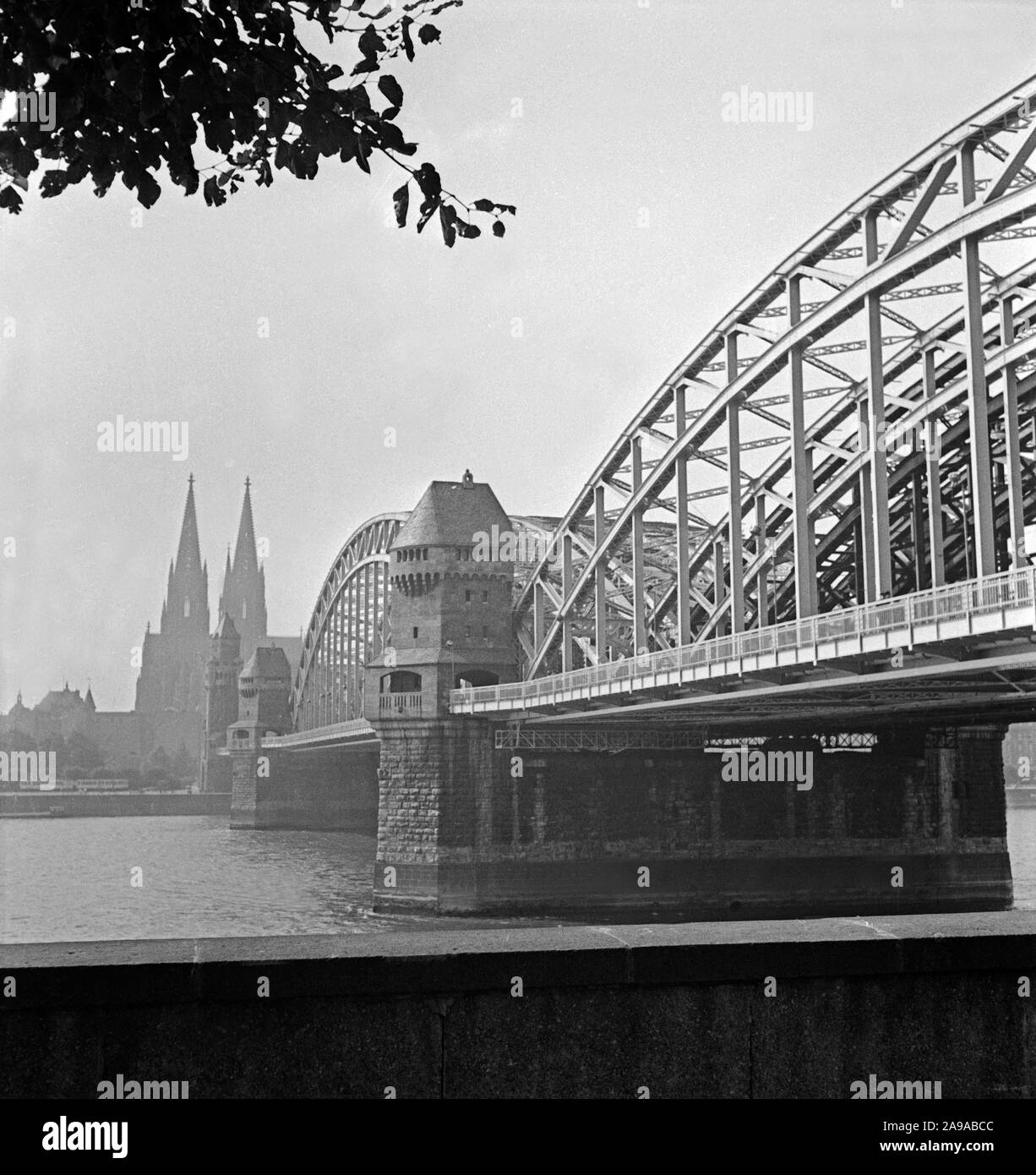 Blick von Deutz zu Hohenzollern Eisenbahnbrücke und Kathedrale von Köln, Deutschland 1930. Stockfoto
