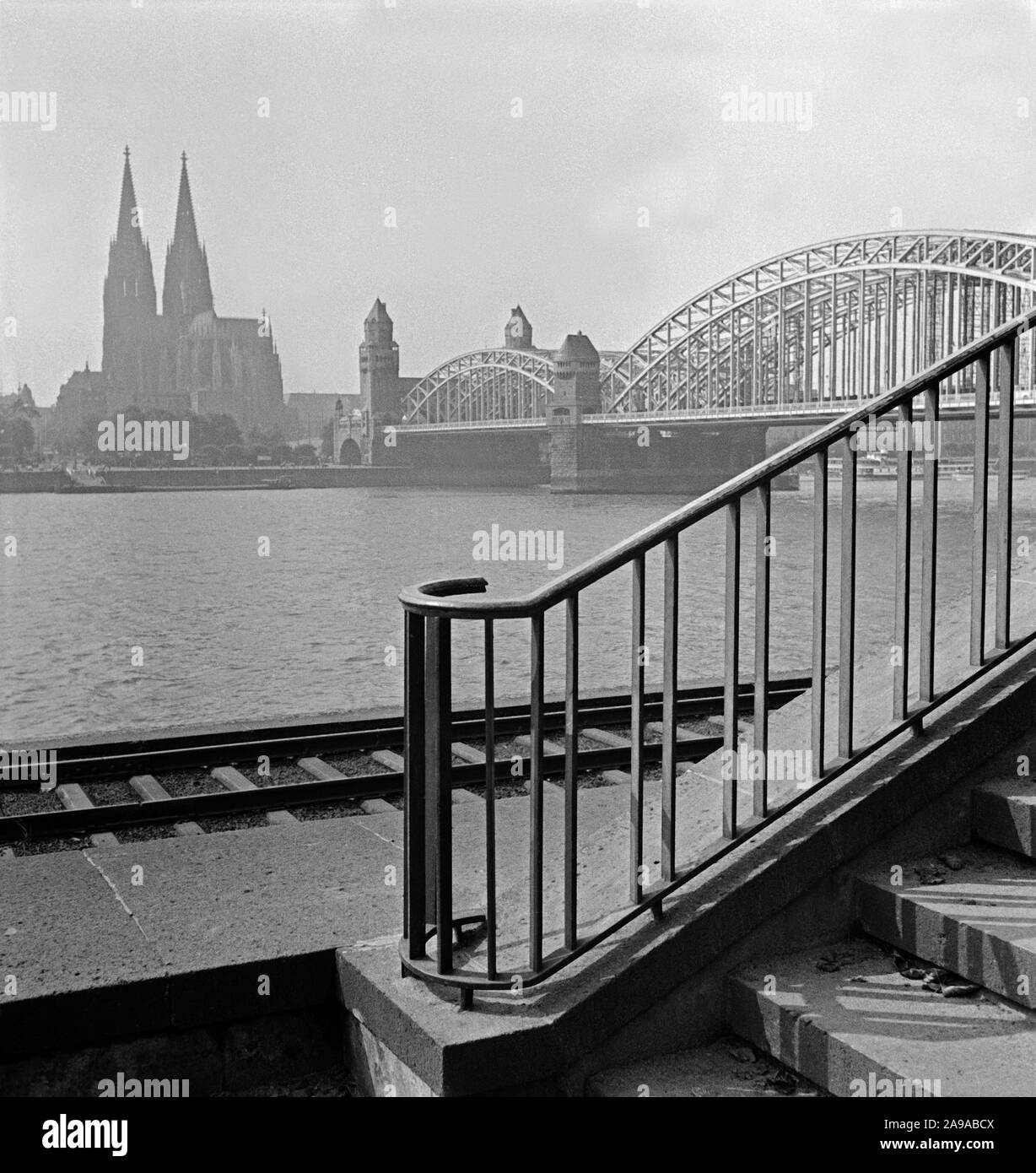 Blick von Deutz in die Skyline von Köln mit Hohenzollern Eisenbahnbrücke, Deutschland 1930. Stockfoto