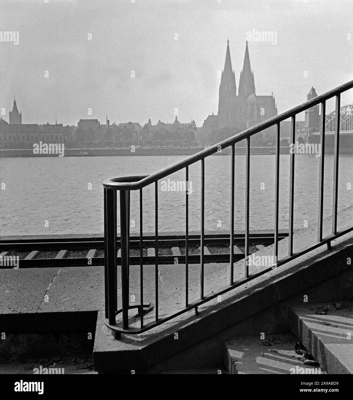 Blick von Deutz in die Skyline von Köln mit Hohenzollern Eisenbahnbrücke, Deutschland 1930. Stockfoto