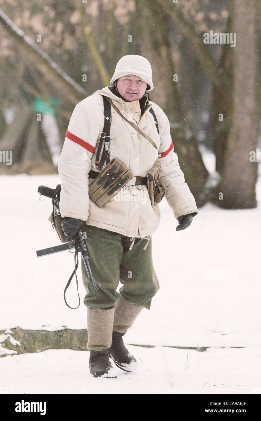 St. Petersburg (Russland) - Februar 23, 2017: Rekonstruktion der Ereignisse des Zweiten Weltkriegs. Soldat der Wehrmacht im Winter Camouflage mit Maschinenpistole Stockfoto