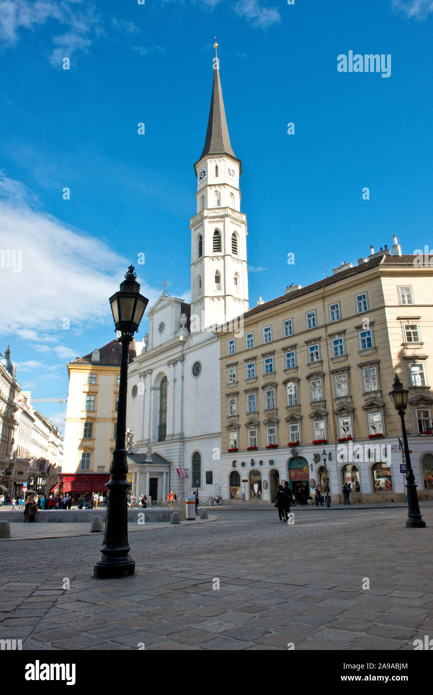 St. Michael (Michaelskirche) mit Blick auf den Michaelerplatz. In der Nähe der Hofburg. Wien. Stockfoto