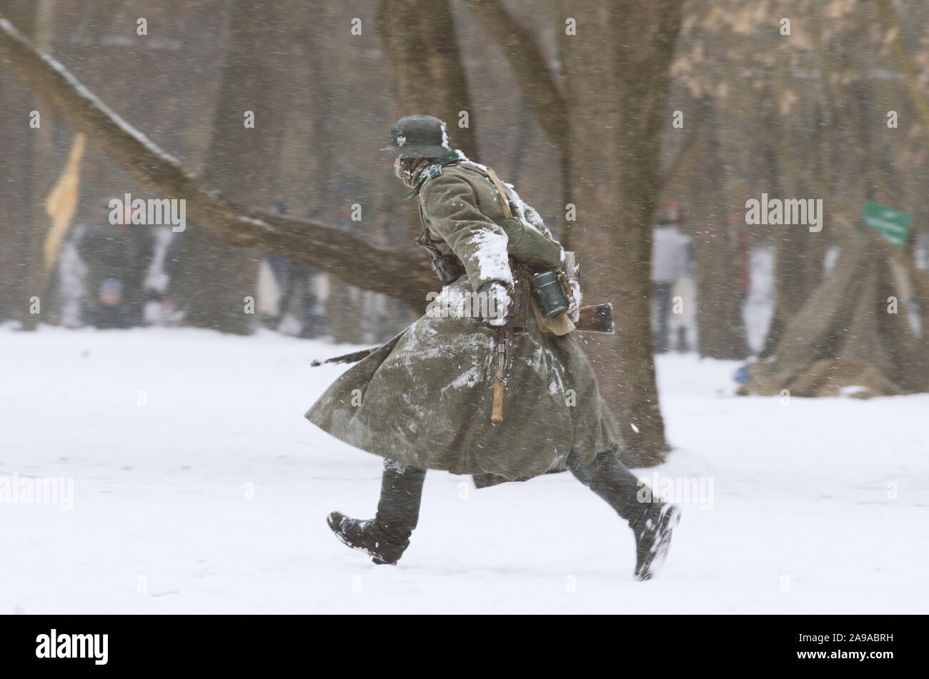 St. Petersburg (Russland) - Februar 23, 2017: Militärische historische Rekonstruktion der Ereignisse des Zweiten Weltkriegs. Läuft die deutsche Wehrmacht Soldat mit einem Rif Stockfoto