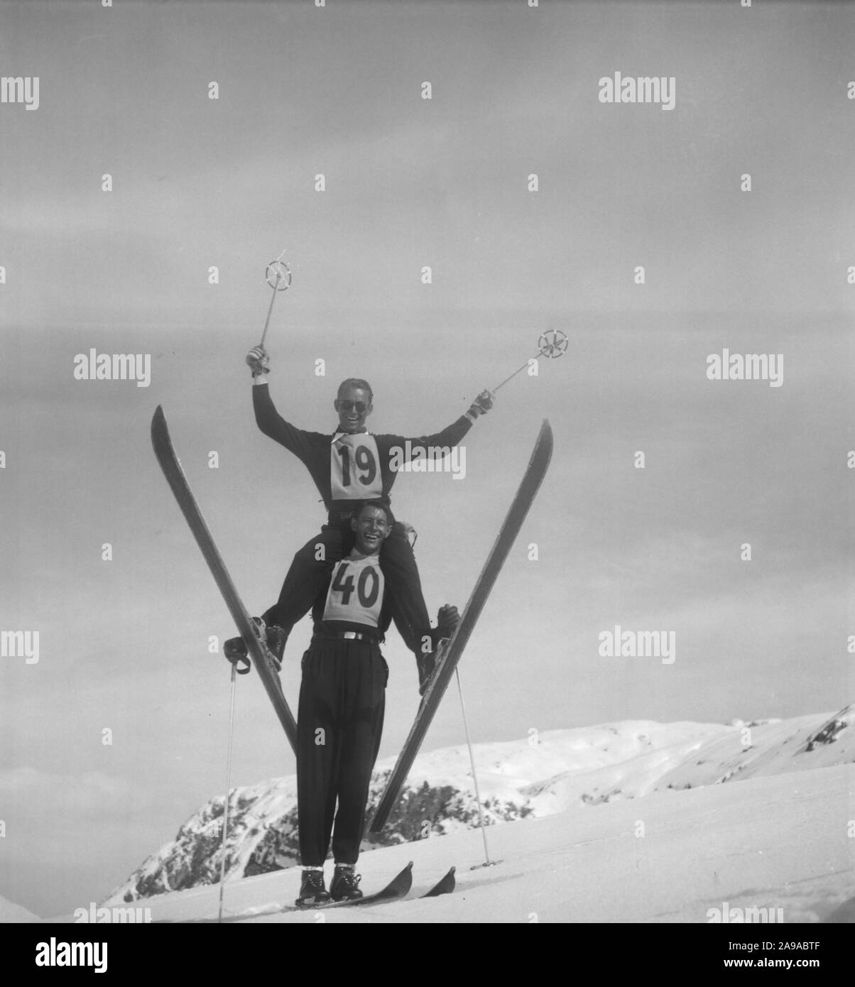 Zwei junge Männer Skifahren in Zürs am Arlberg Region, Österreich 1930. Stockfoto