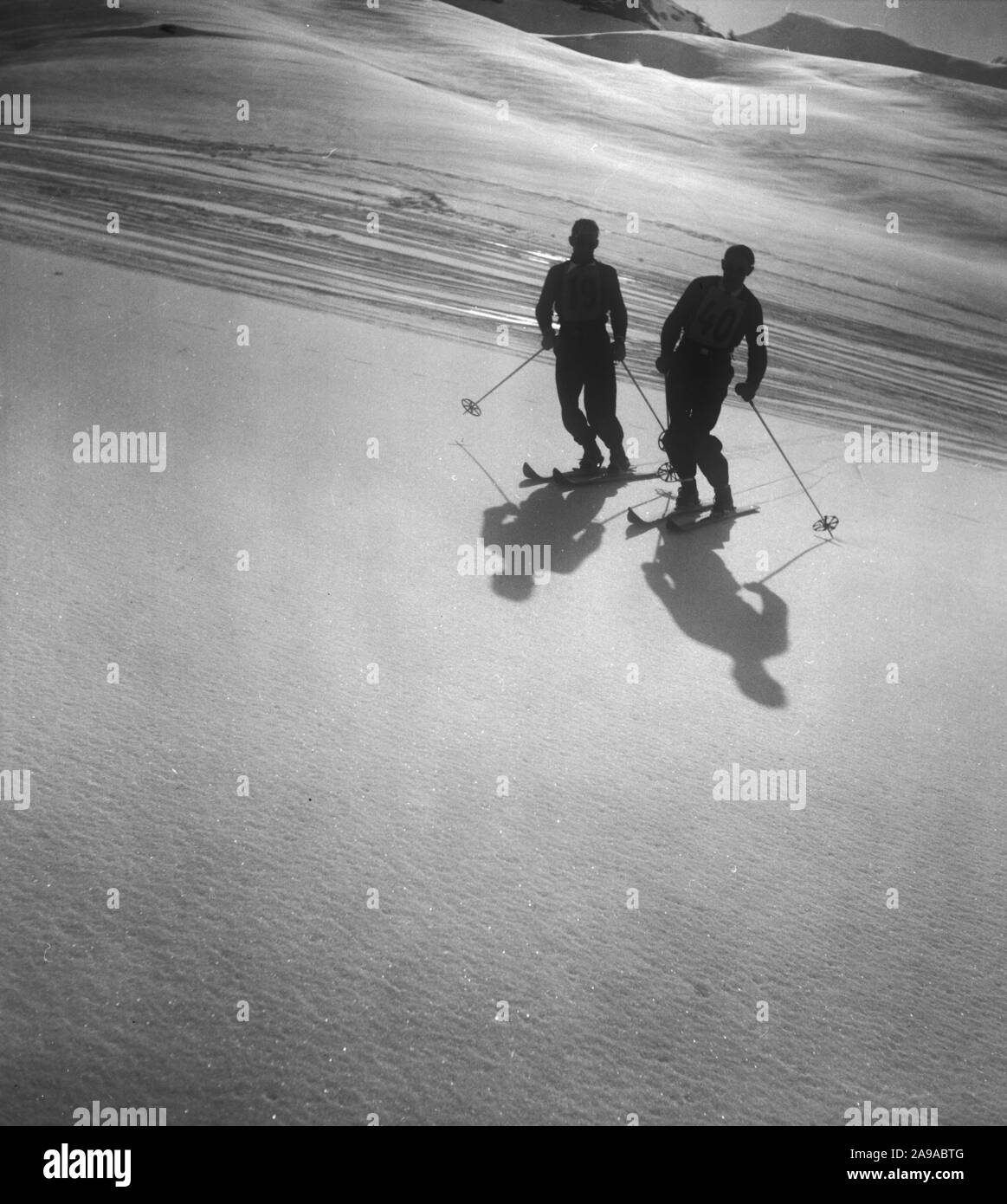 Zwei junge Männer Skifahren in Zürs am Arlberg Region, Österreich 1930. Stockfoto