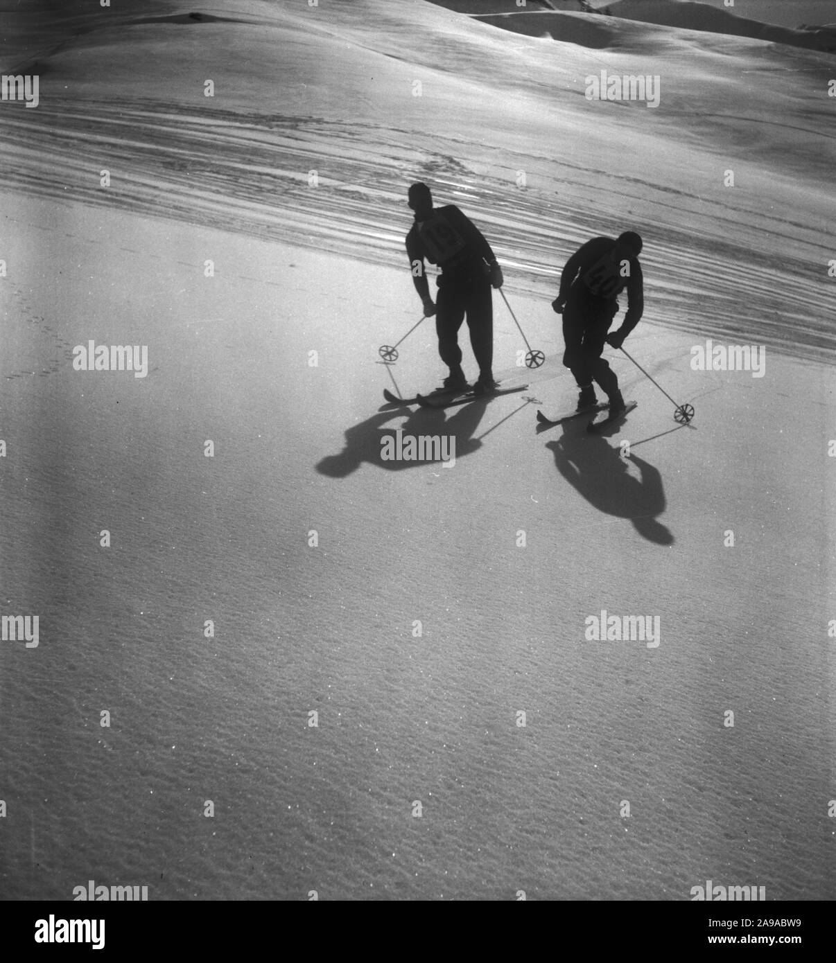 Zwei junge Männer Skifahren in Zürs am Arlberg Region, Österreich 1930. Stockfoto