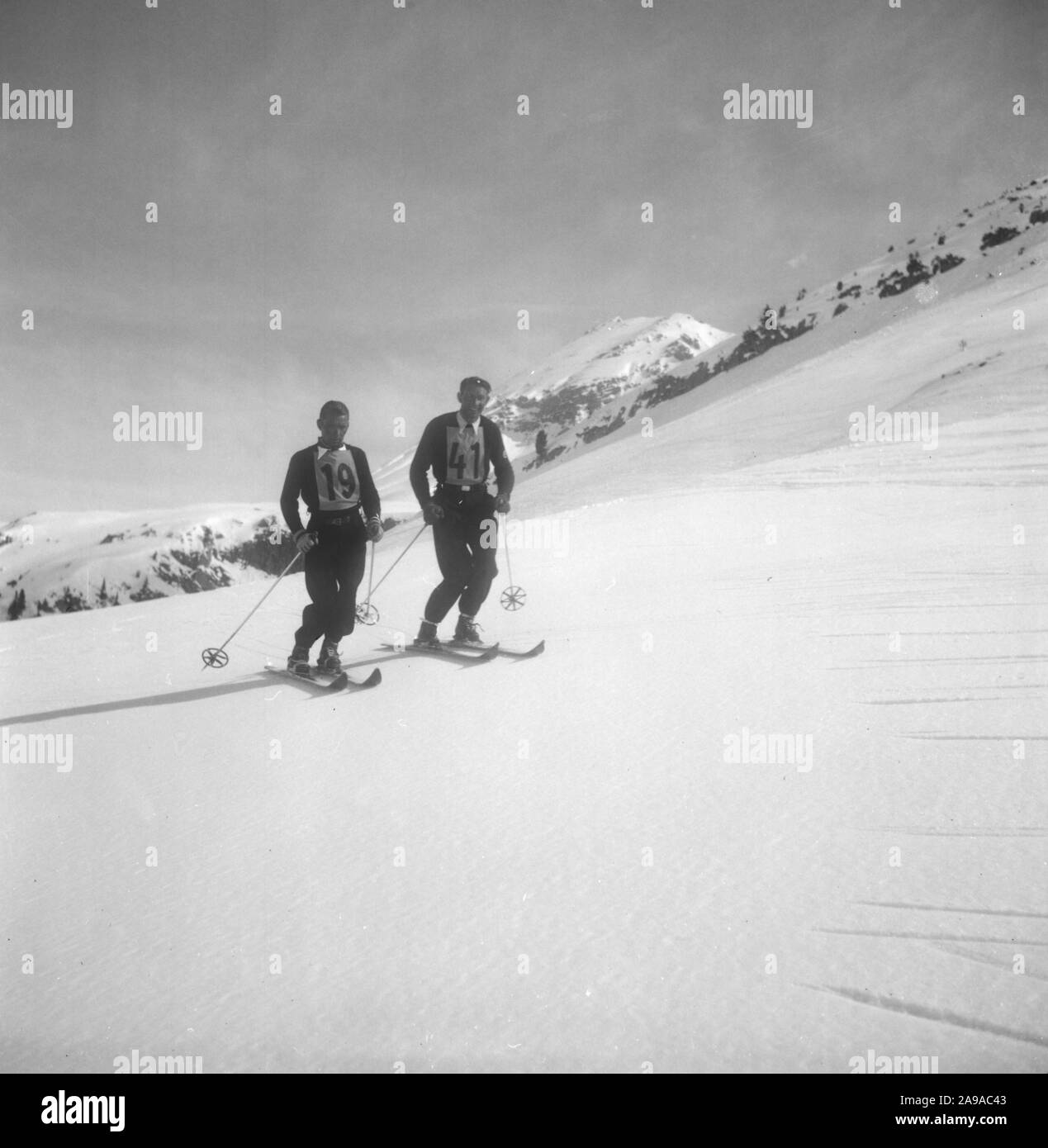 Zwei junge Männer Skifahren in Zürs am Arlberg Region, Österreich 1930. Stockfoto
