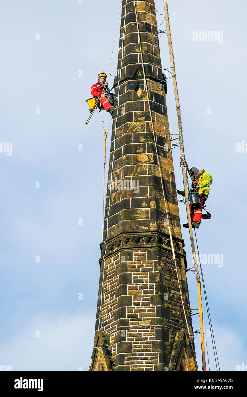 Steeplejack auf dem Kirchturm in Southport, Merseyside. Großbritannien Wetter: 14. Nov, 2019. Kalte, wolkige Bedingungen mit einer steifen Brise für Steeplejacks, die dringende Reparaturen am Kirchturm der Heiligen Dreifaltigkeit im Stadtzentrum durchführen. Es wird erwartet, dass die sonnigen Bedingungen bei leichter Brise die Wartung, Reparatur von Sturmschäden und die Wiederherstellung weiterhin ermöglichen werden. Die Holy Trinity Church, an der Manchester Road, wurde in die Kategorie B des Risikokatasters aufgenommen, was bedeutet, dass „das unmittelbare Risiko einer weiteren raschen Verschlechterung, des Verlusts der strukturellen Integrität besteht, da der Zustand der Kirche als „arm“ bezeichnet wird. Stockfoto