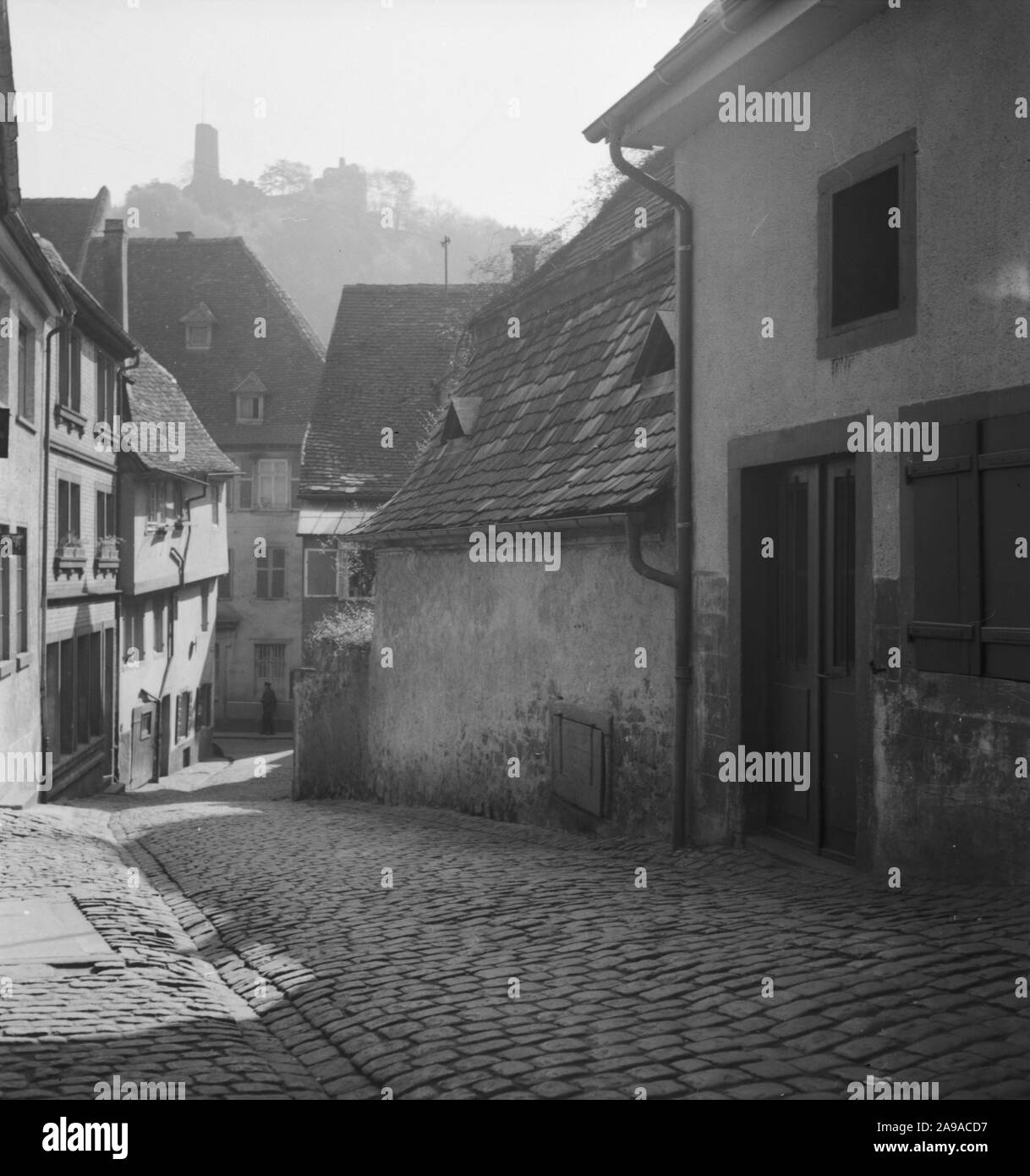 Kleine Häuser und Gassen in Weinheim mit Blick auf die Burg Windeck, Deutschland 1930. Stockfoto