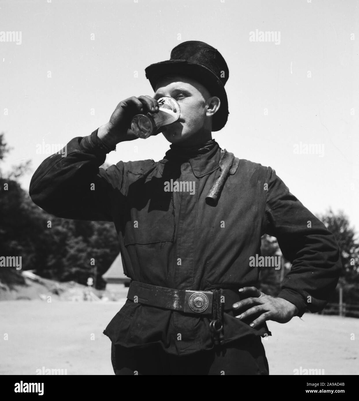 Ein Schornsteinfeger mit einem Bier. Deutschland 1930. Stockfoto