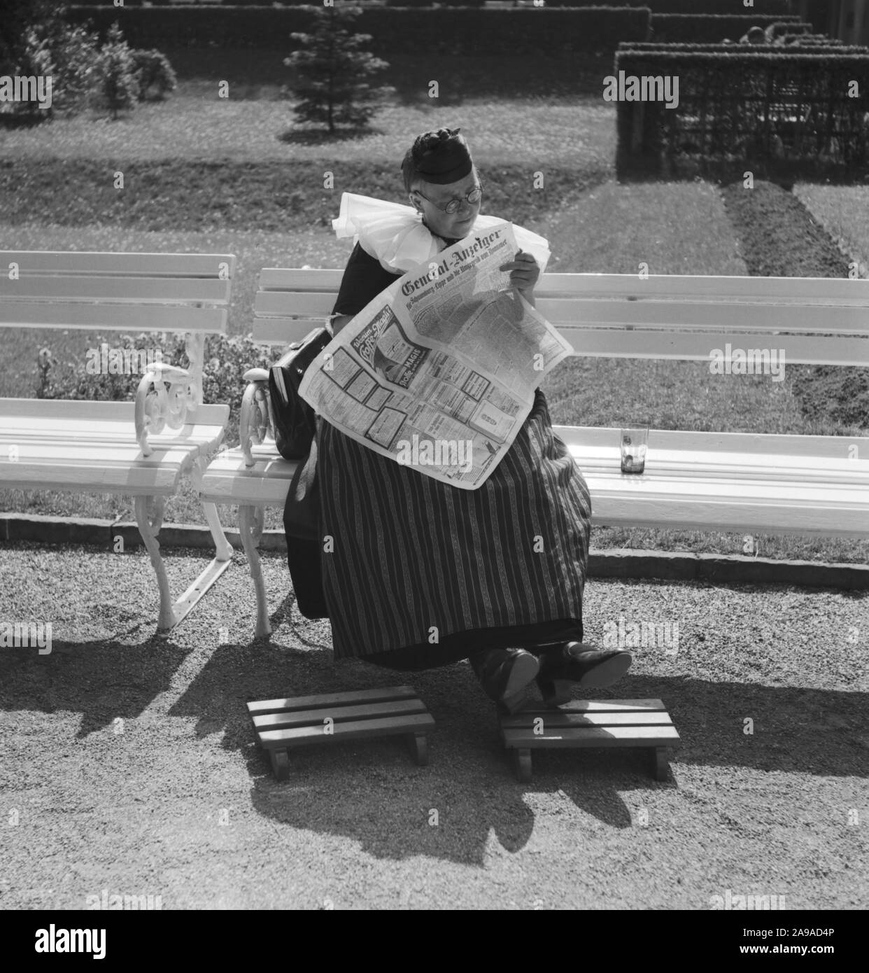 Eine Frau trägt das Array der Schaumburg Lippe Bereich Zeitung lesen, Deutschland 1930. Stockfoto