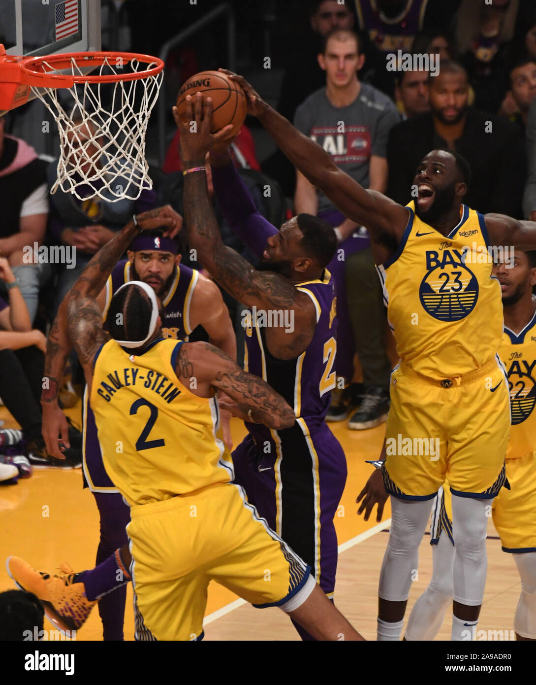 Los Angeles, USA. 13 Nov, 2019. Krieger vorwärts Draymond Grün (R) blockiert die Aufnahme der Lakers LeBron James im ersten Quartal Maßnahmen auf Staples Center in Los Angeles, 13. November 2019. Die Lakers schlagen die Krieger 120-94. Foto von Jon SooHoo/UPI Quelle: UPI/Alamy leben Nachrichten Stockfoto