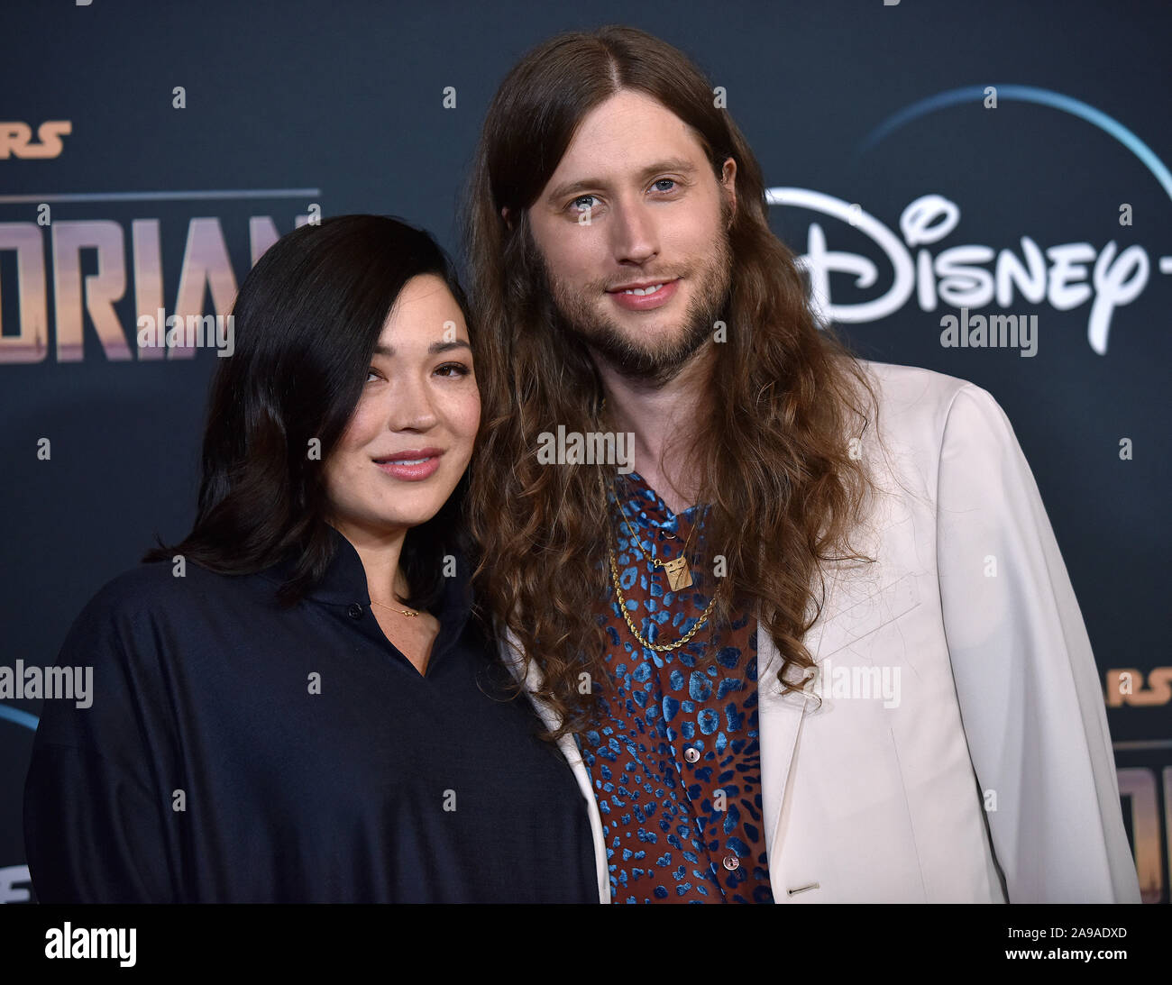 Los Angeles, USA. 13 Nov, 2019. Komponist Ludwig Goransson (R) und seine Frau Geiger Serena McKinney kommen für die Premiere von Disney's "Die mandalorianer' am El Capitan Theatre in Los Angeles, Kalifornien am Mittwoch, 13. November 2019. Foto von Chris Kauen/UPI Quelle: UPI/Alamy leben Nachrichten Stockfoto