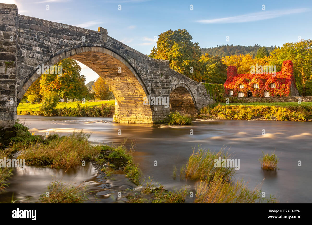 Llanwrst Brücke und Teestuben. Stockfoto