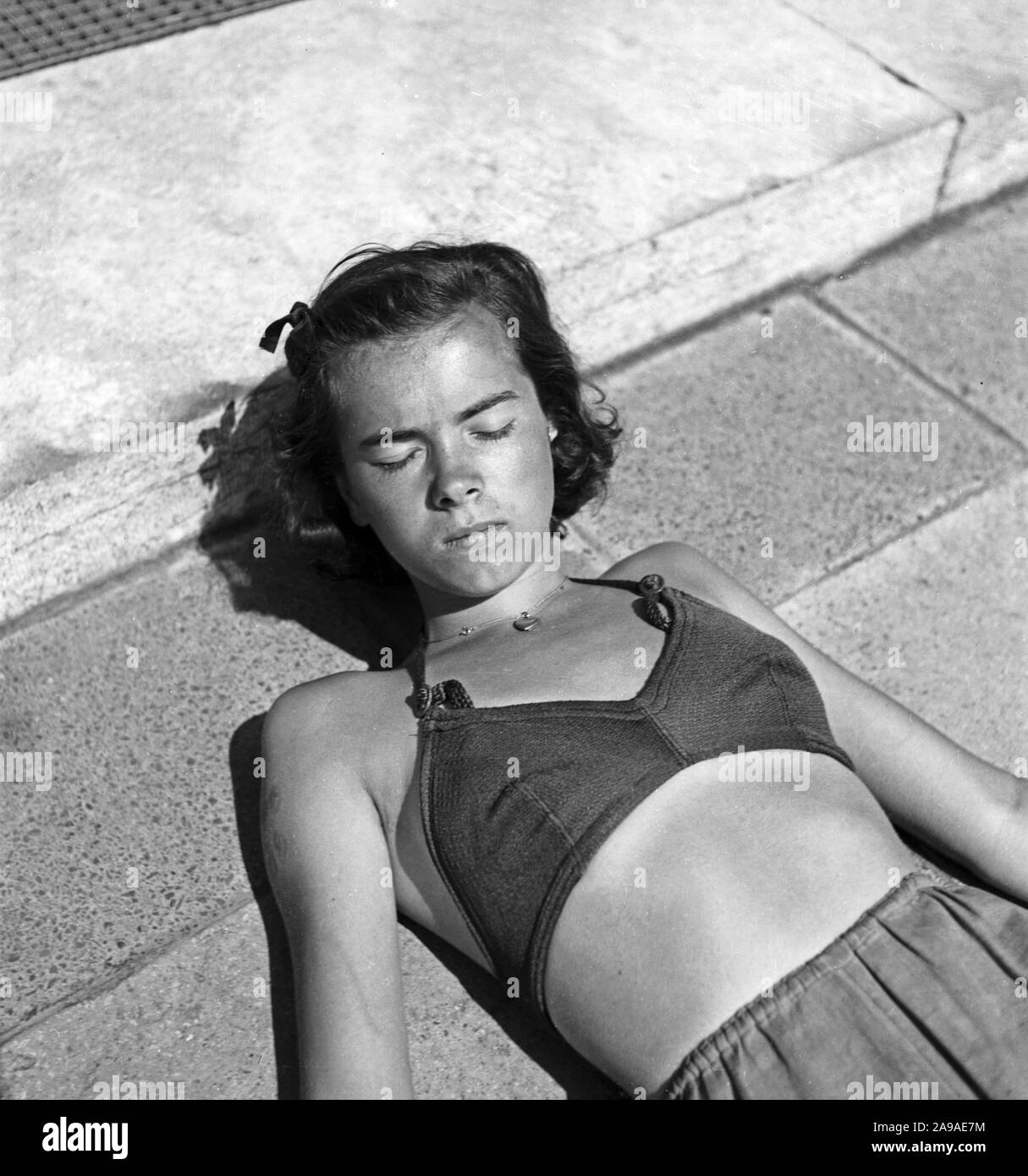 Eine junge Frau, die ein Sonnenbad, Deutschland 1930. Stockfoto
