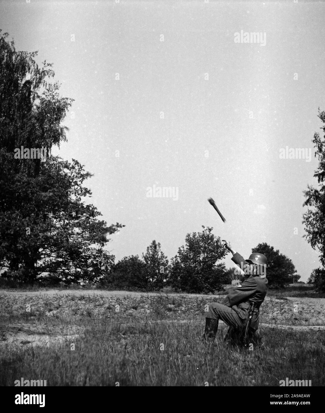 Soldat der Wehrmacht throing eine Handgranate in eine Übung, Deutschland 1930. Stockfoto