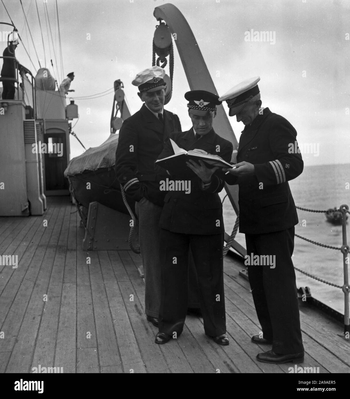 Crew der Flight Control ship" Bernhard von Tschirschky' der Deutschen Wehrmacht Luftwaffe, Deutschland 1930. Stockfoto