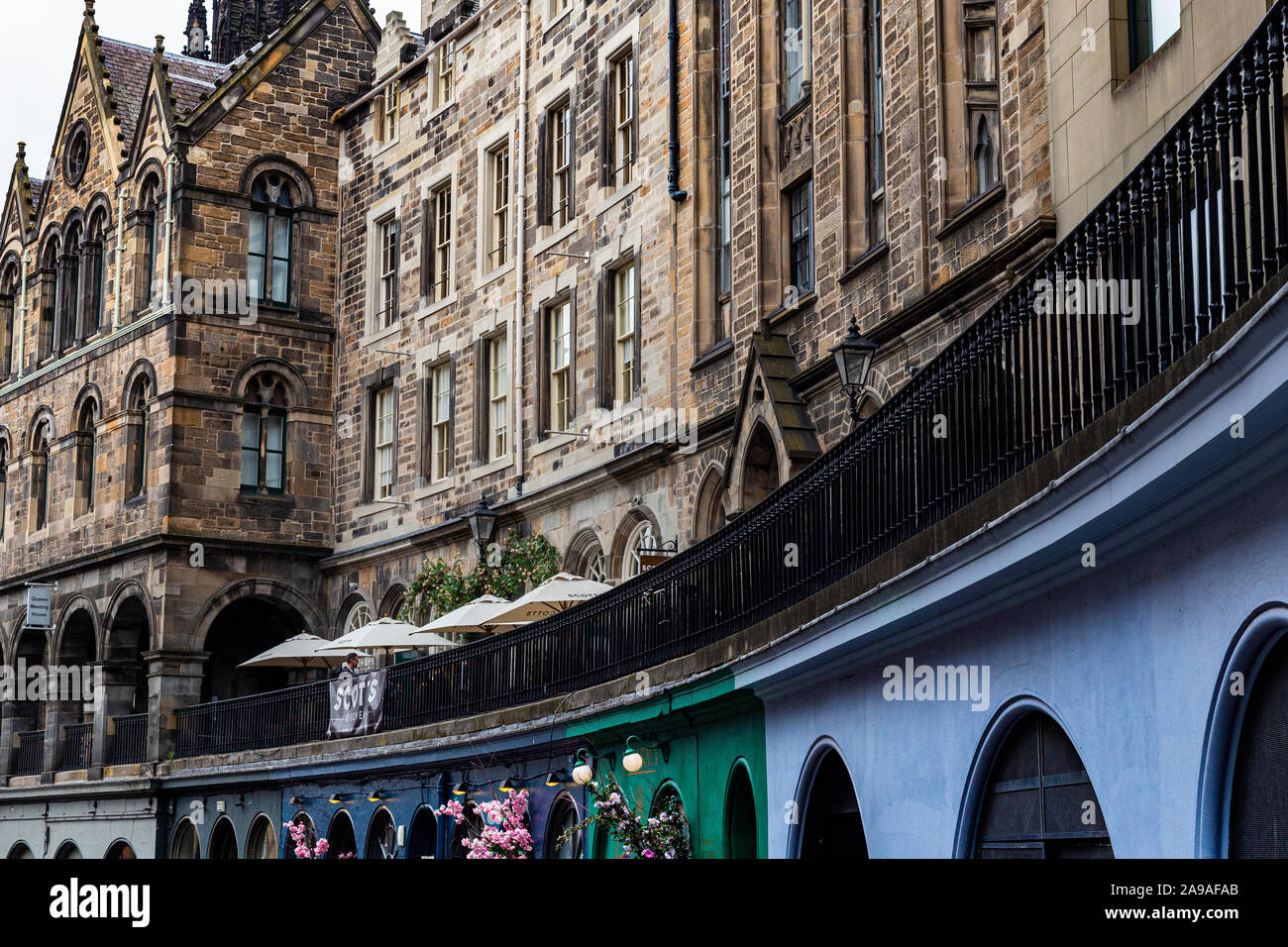 Detail von Edinburghs berühmte West Bug & Victoria Street und Johnston Terrasse, bunten Fassaden und Mauerwerk auf historischen Gebäuden: Edinburgh. Stockfoto Detail von Edinburghs berühmte West Bug & Victoria Street und Johnston Terrasse, bunten Fassaden und Mauerwerk auf historischen Gebäuden: Edinburgh. Stockfoto