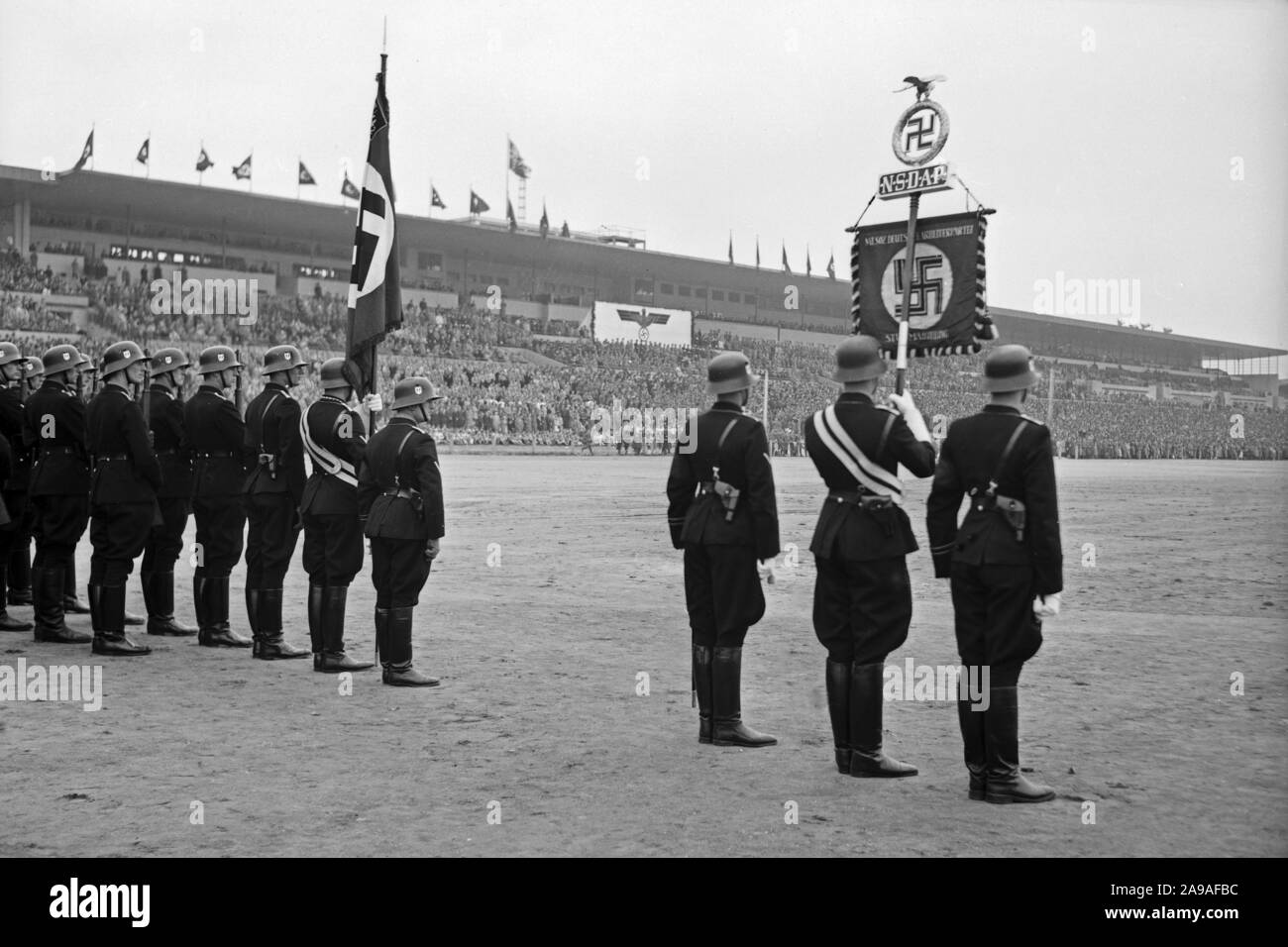 SS Ehrengarde mit Standard im Sokol Stadion anlässlich der Geburtstagsfeier für Adolf Hitler, Prag, 1930er Jahre Stockfoto