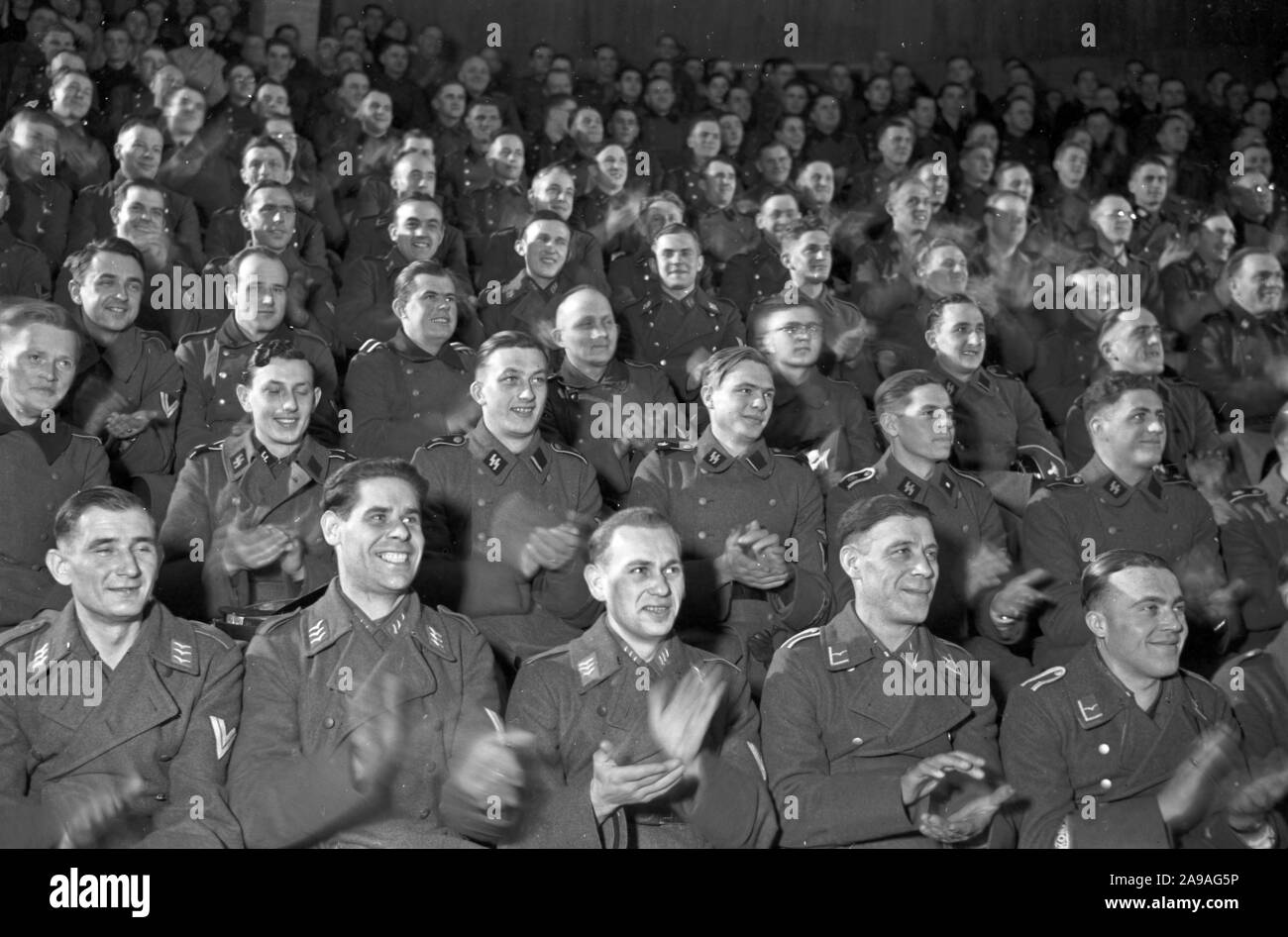 Wehrmacht und SS-Soldaten als Publikum im "Wunschkonzert der Wehrmacht", Deutschland 1940. Stockfoto