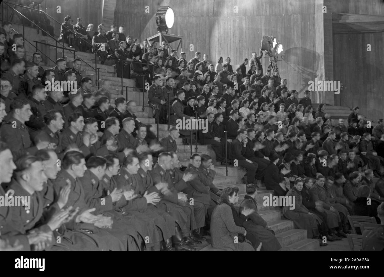 Wehrmacht und SS-Soldaten als Publikum im "Wunschkonzert der Wehrmacht", Deutschland 1940. Stockfoto