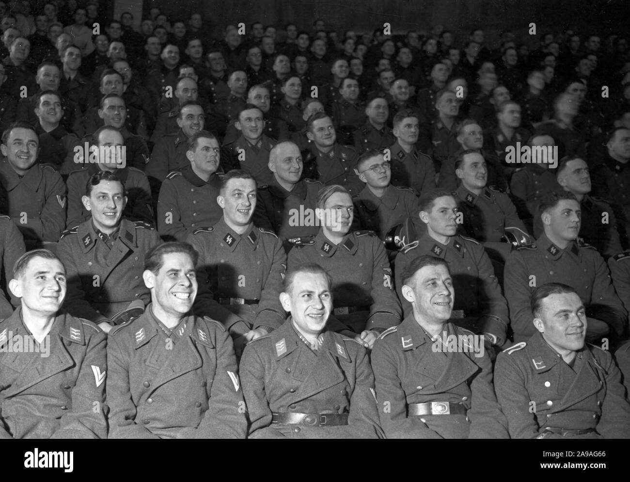 Wehrmacht und SS-Soldaten als Publikum im "Wunschkonzert der Wehrmacht", Deutschland 1940. Stockfoto