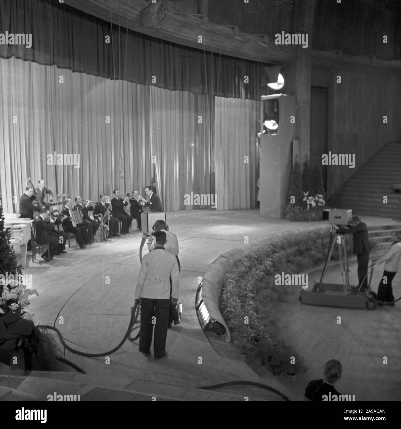 Künstler auf und hinter der Bühne im "Wunschkonzert der Wehrmacht", Deutschland 1940. Stockfoto