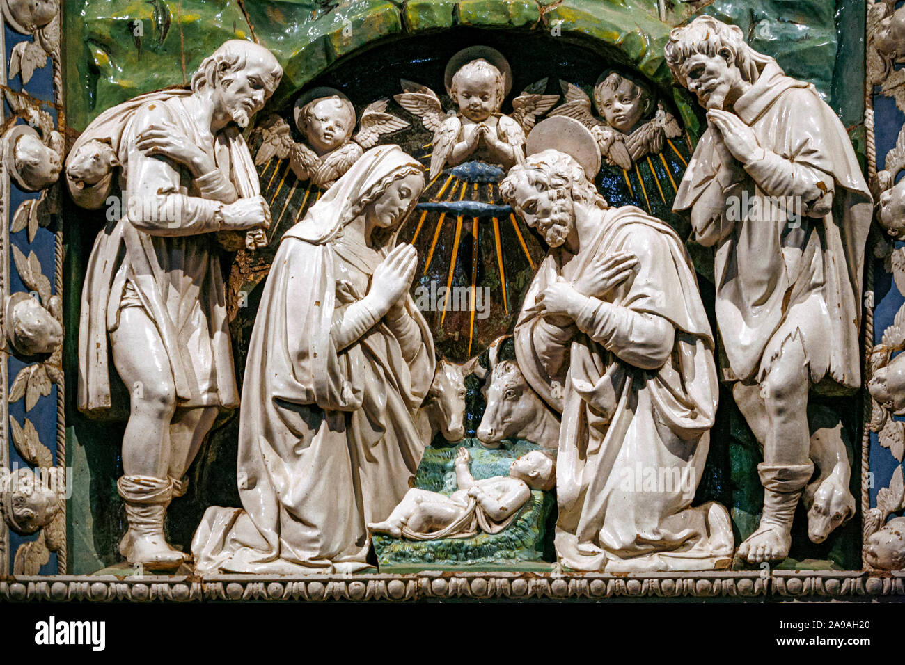 Italien Toskana Bibbiena - Kirche von San Lorenzo - Geburt des Erlösers: glasierte Terrakotta von Andrea della Robbia Stockfoto
