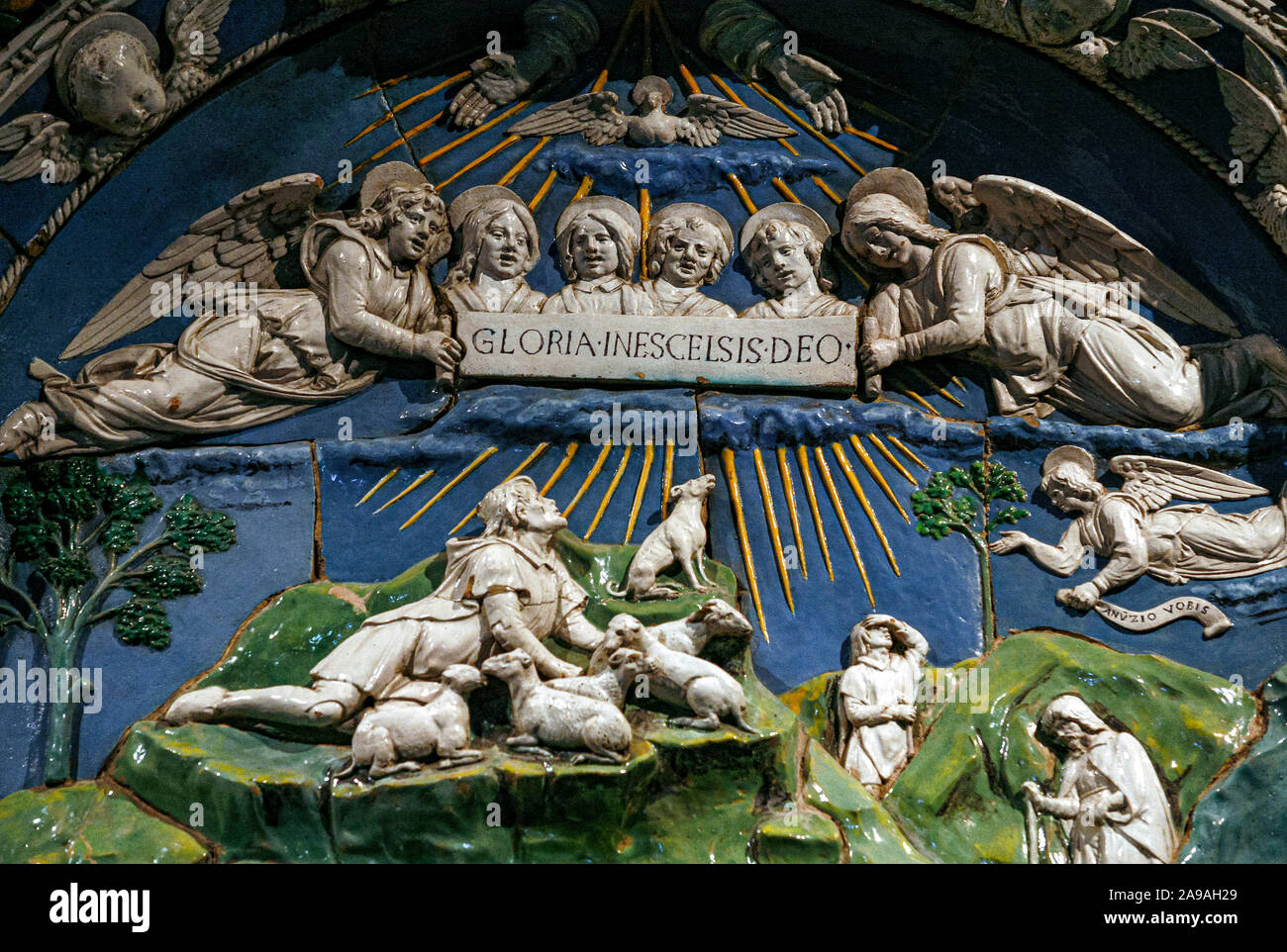Italien Toskana Bibbiena - Kirche von San Lorenzo - Geburt des Erlösers: glasierte Terrakotta von Andrea della Robbia - Obere detail Stockfoto