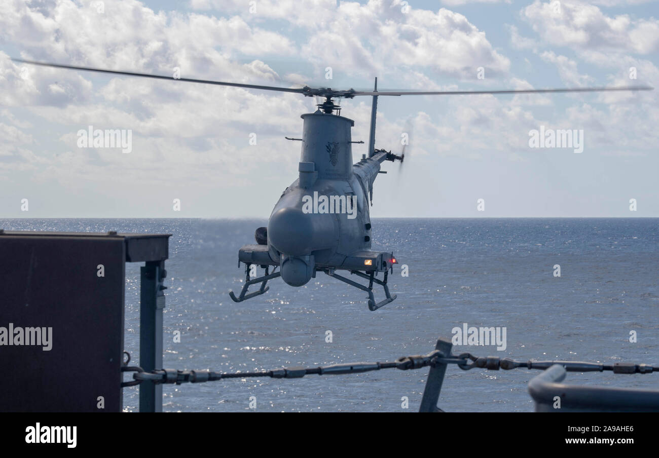 191103-N-DW 182-1465 ATLANTIK (Nov. 3, 2019) Ein MQ-8B Fire Scout, einem unbemannten autonomen Hubschrauber, zu der "Ritter" der Hubschrauber Meer Combat Squadron (HSC) 22 über die Freiheit fliegen zugeordnet - Klasse Littoral Combat Ship USS Detroit (LCS 7). Während dieser Einsatz in den Bereich der US Southern Command in der Verantwortung, der USS Detroit, mit Eingeschifft, Hubschrauber und USCG Strafverfolgung Distanz, wird Joint Interagency Task Force South Mission, die auch bei der Drogenbekämpfung und Feueranzeige und Überwachung des illegalen Handels in der Karibik und östlichen Pazifik unterstützen. (U.S. Marine phot Stockfoto