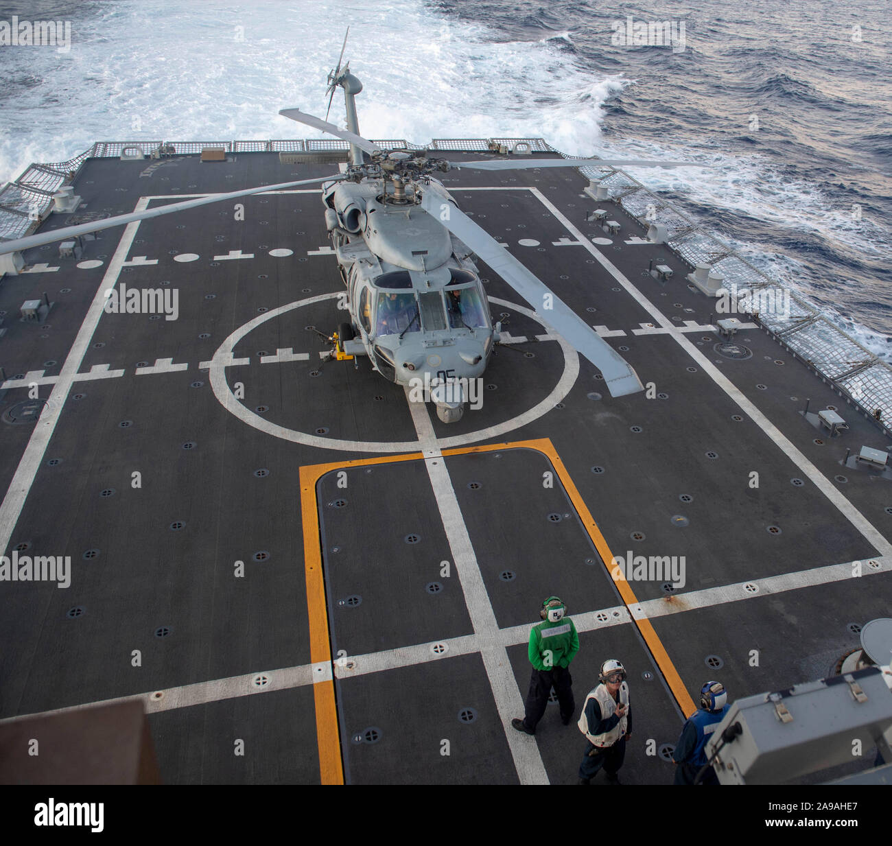 191102-N-DW 182-1240 ATLANTIK (Nov. 2, 2019) Segler vorbereiten zum Starten eines MH-60S Seahawk Hubschrauber zum "Ritter" der Hubschrauber Meer Combat Squadron (HSC) 22 auf dem Flugdeck der Freiheit zugeordnet - Klasse Littoral Combat Ship USS Detroit (LCS 7). Während dieser Einsatz in den Bereich der US Southern Command in der Verantwortung, der USS Detroit, mit Eingeschifft, Hubschrauber und USCG Strafverfolgung Distanz, wird Joint Interagency Task Force South Mission, die auch bei der Drogenbekämpfung und Feueranzeige und Überwachung des illegalen Handels in der Karibik und östlichen Pazifik unterstützen. (U.S. Stockfoto