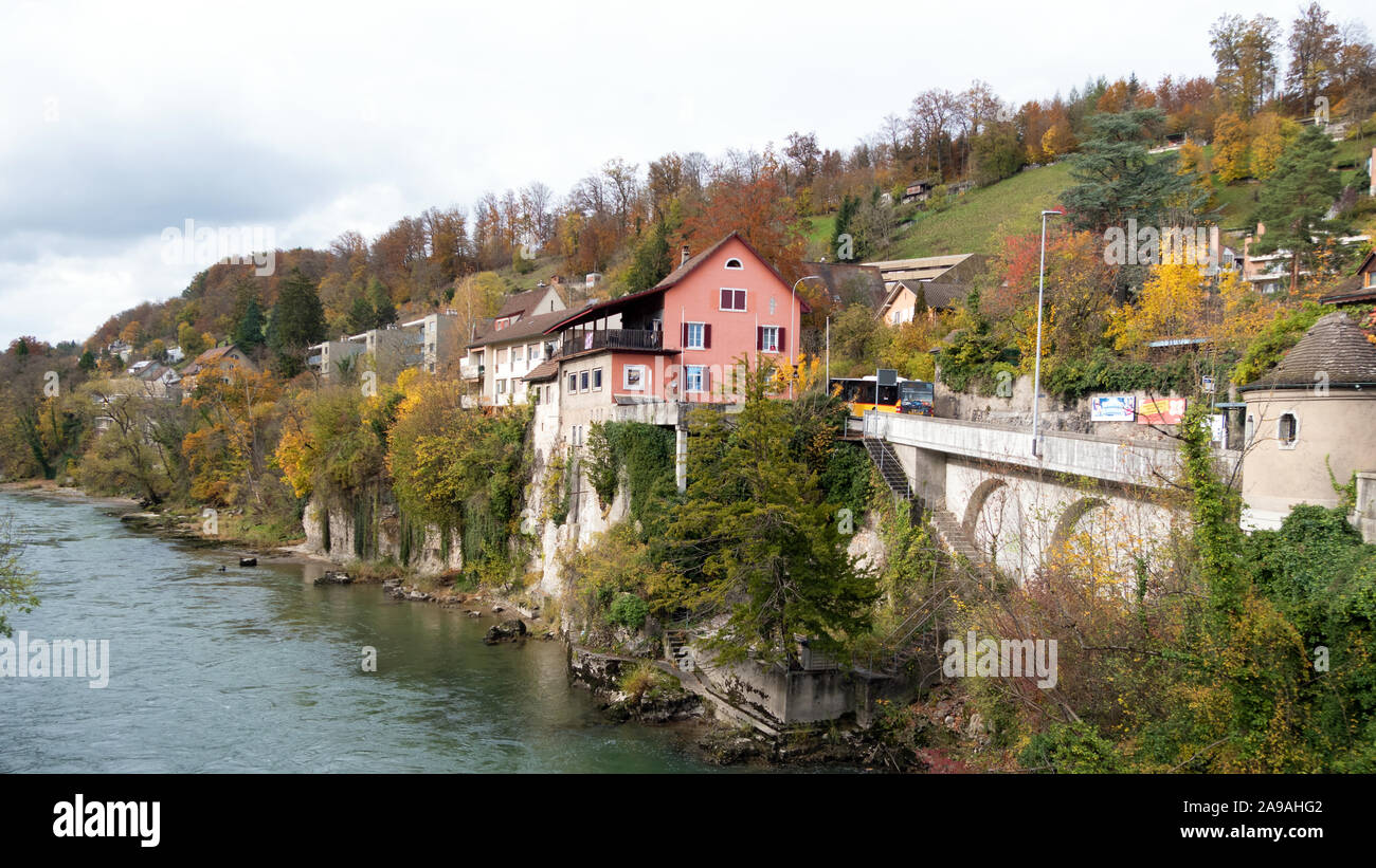 Malerische Häuser entlang der Aare auf der herbstlichen Hintergrund Stockfoto