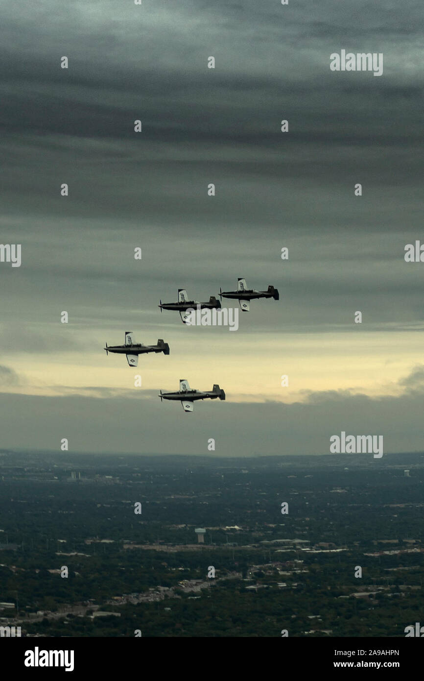 Mitglieder aus dem 8 Flying Training Squadron (FTS) ein 4-Schiff unter Bildung in einem T-6 Texan für die US Air Force Grundausbildung Graduierung am Lackland Air Force Base, San Antonio, Texas, November 8, 2019. Die 8 FTS wird die 71. Flying Training Wing, die ein grundständiges Pilot Training base At Vance Air Force Base, Okla. befestigt (U.S. Air Force Foto von Tech. Sgt. Erik Cardenas) Stockfoto