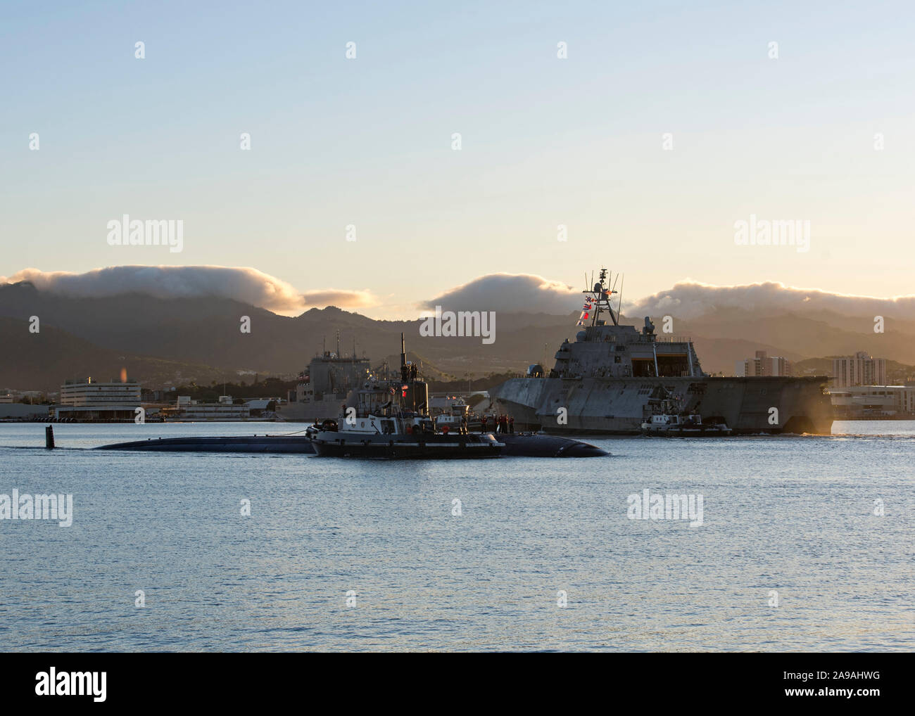 PEARL Harbor, Hawaii (Nov. 12, 2019) - die Los Angeles-Klasse schnell-Angriffs-U-Boot USS Jefferson City (SSN759) übergibt die Unabhängigkeit - Klasse Littoral Combat Ship USS USS Charleston (LCS-18) Nachdem Sie fährt Pearl Harbor Naval Shipyard, die nach Abschluß einer technischen Überholung das Leben der u-Boot zu verlängern. Während die Werft Zeitraum, werft Mitarbeiter und der Crew durchgeführt werden mehrere Reparaturen durchgeführt, vorbeugende Wartung und installierten Anlagen Upgrades für taktische Systeme und die Antriebsanlage. (U.S. Marine Foto von Chief Mass Communication Specialist Amanda R. Grau Stockfoto