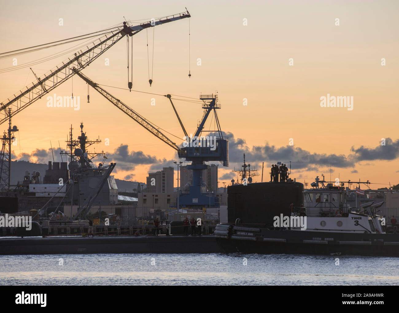 PEARL Harbor, Hawaii (Nov. 12, 2019) - die Los Angeles-Klasse schnell-Angriffs-U-Boot USS Jefferson City (SSN759) Abfahrt Pearl Harbor Naval Shipyard nach Abschluss einer technischen Überholung das Leben der u-Boot zu verlängern. Während die Werft Zeitraum, werft Mitarbeiter und der Crew durchgeführt werden mehrere Reparaturen durchgeführt, vorbeugende Wartung und installierten Anlagen Upgrades für taktische Systeme und die Antriebsanlage. (U.S. Marine Foto von Chief Mass Communication Specialist Amanda R. Grau/Freigegeben) Stockfoto